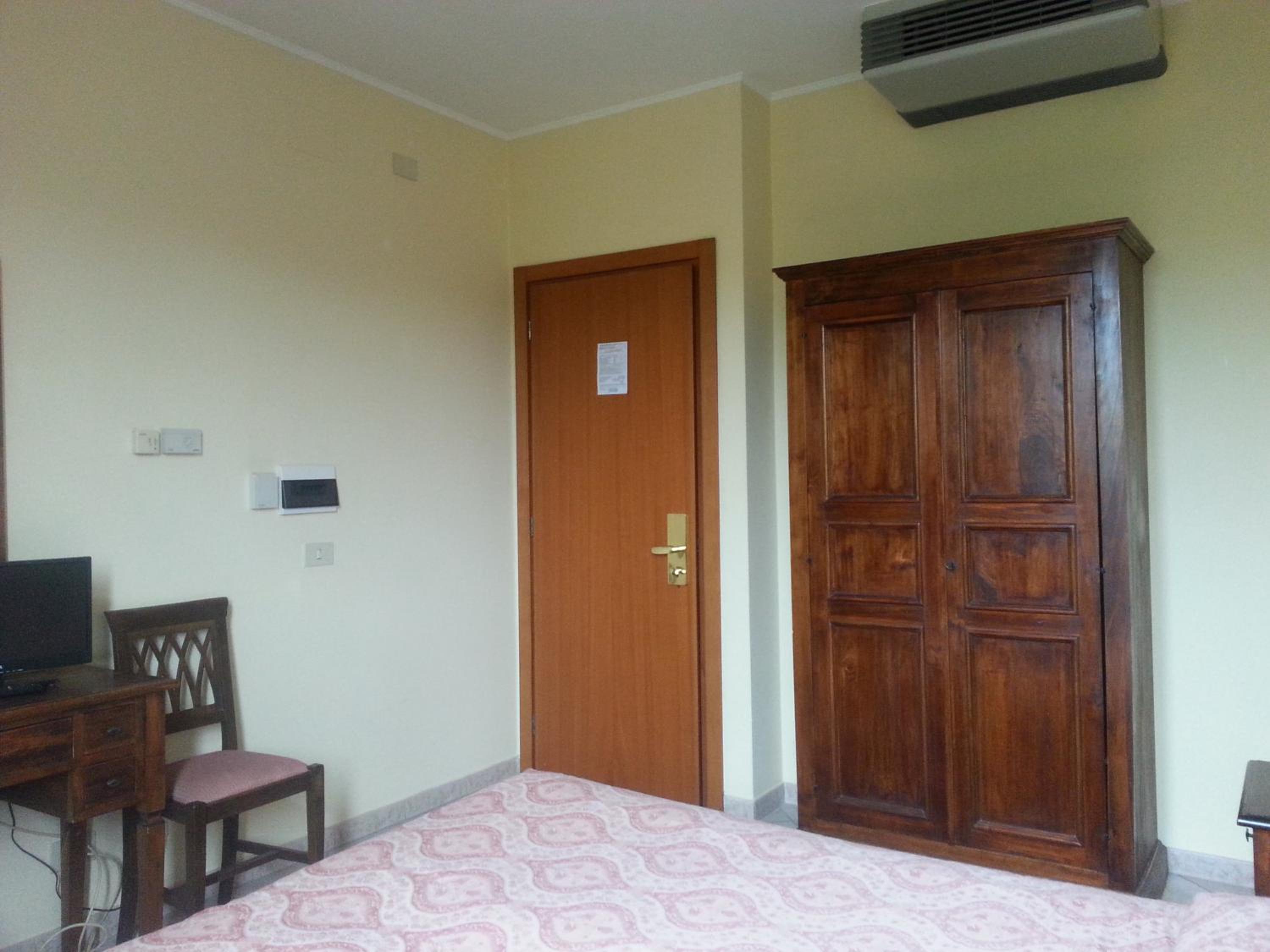 Double or Twin Room - Photo 12