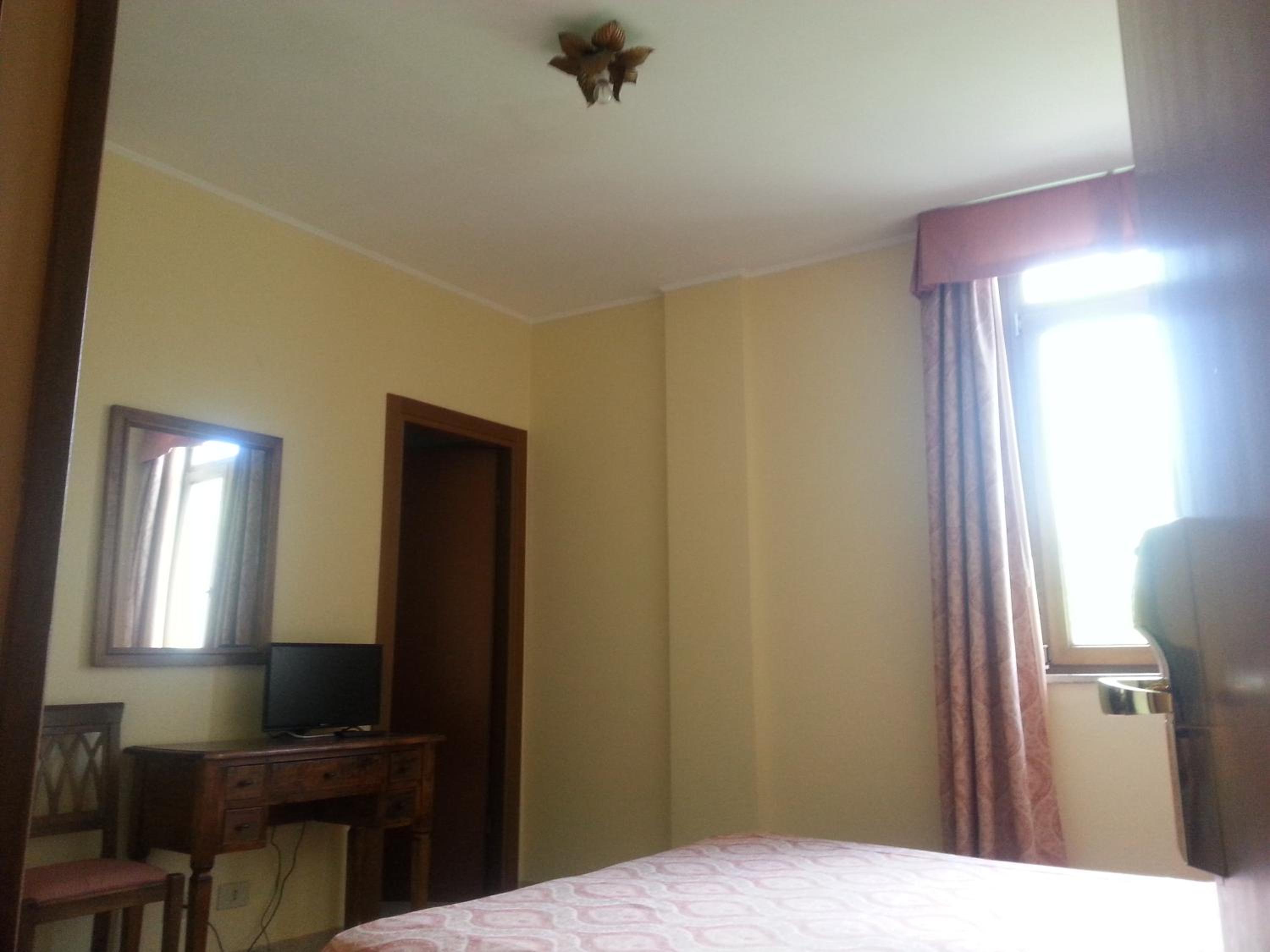 Double or Twin Room - Photo 6
