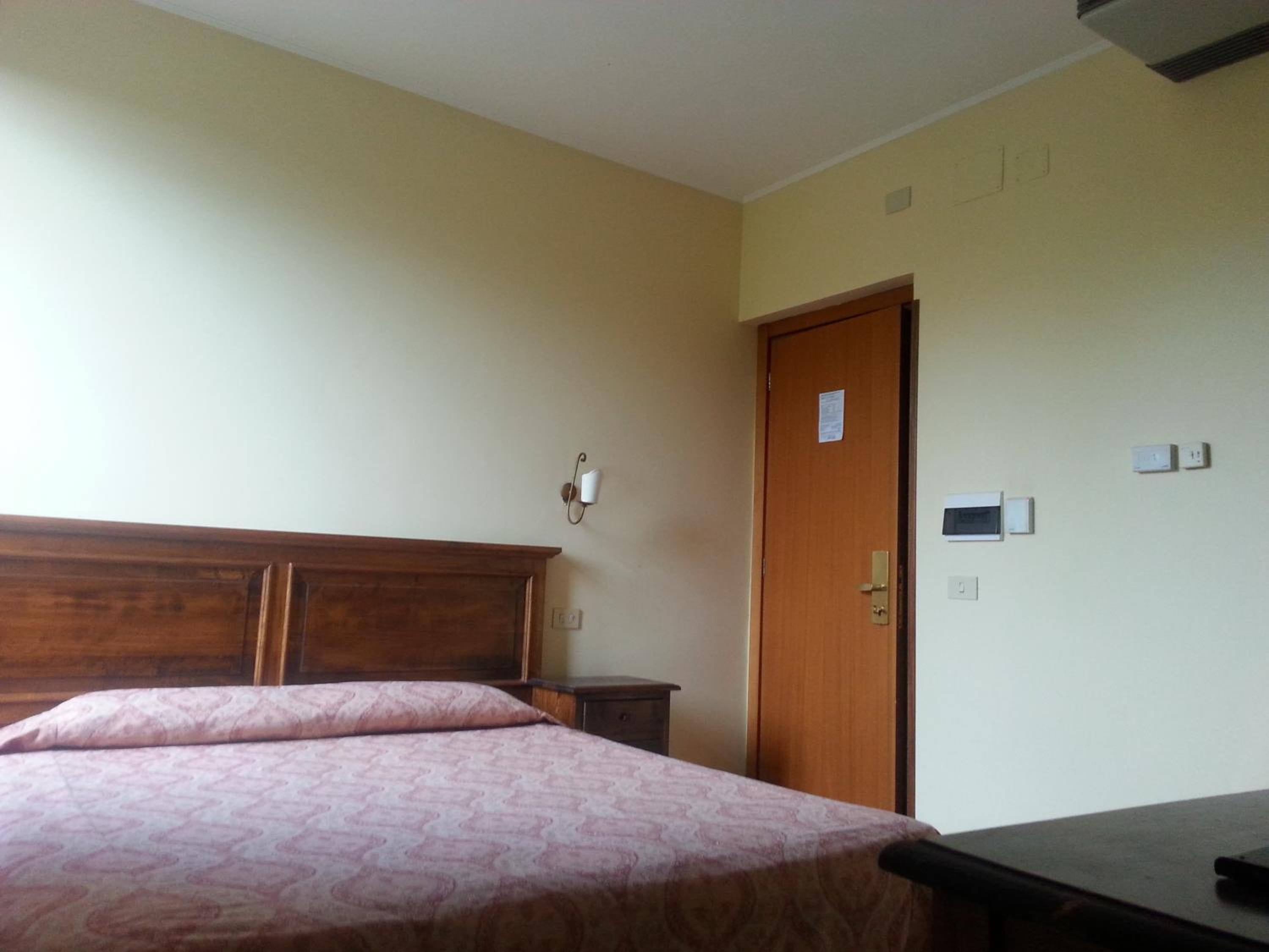 Double or Twin Room - Photo 15