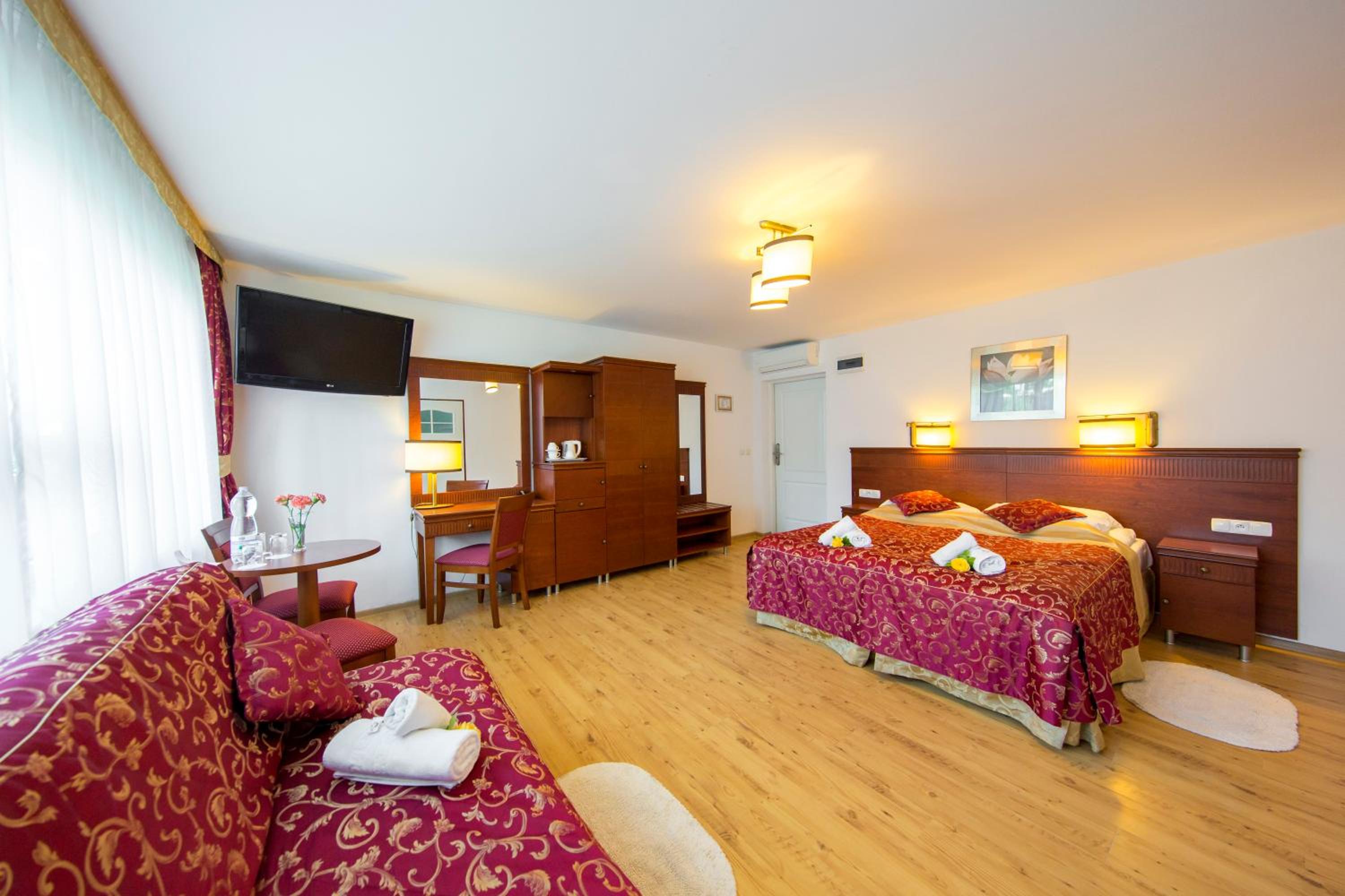 Triple room in K3 bungalow with double bed and sofa and air conditioning photo 1