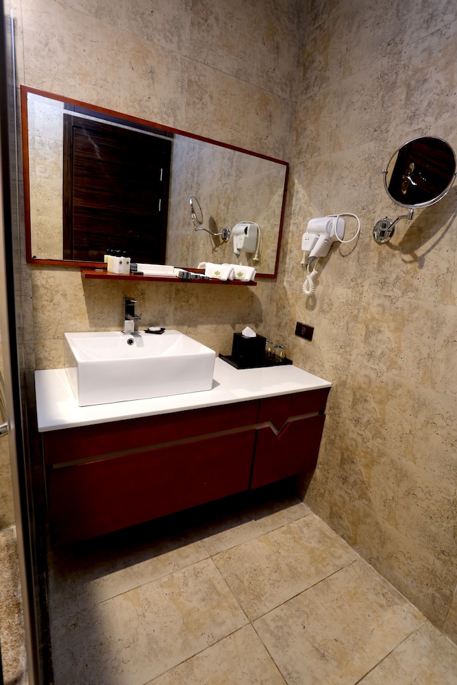 Deluxe Queen Room - Photo 12