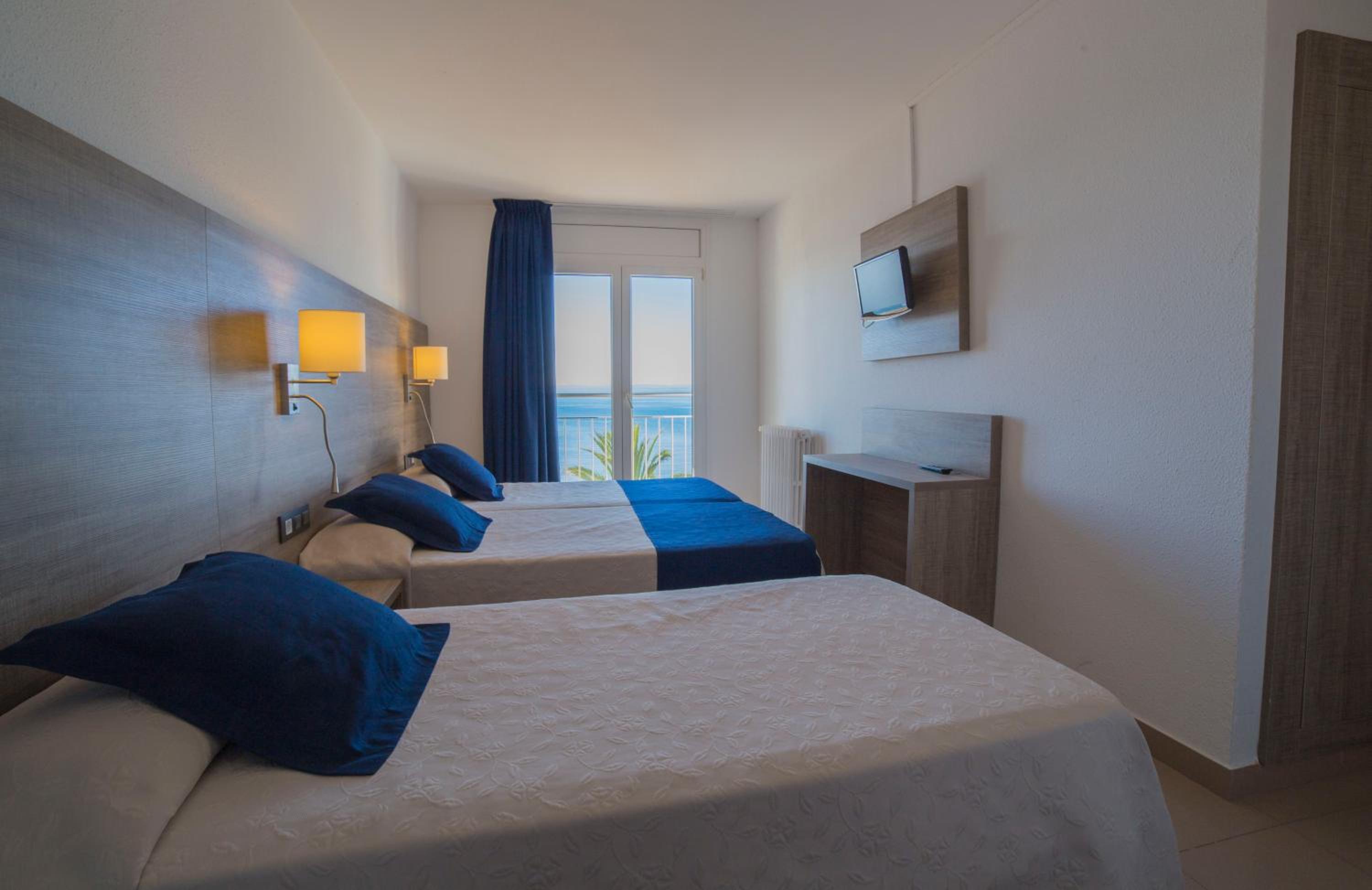 Habitación triple con vista al mar.