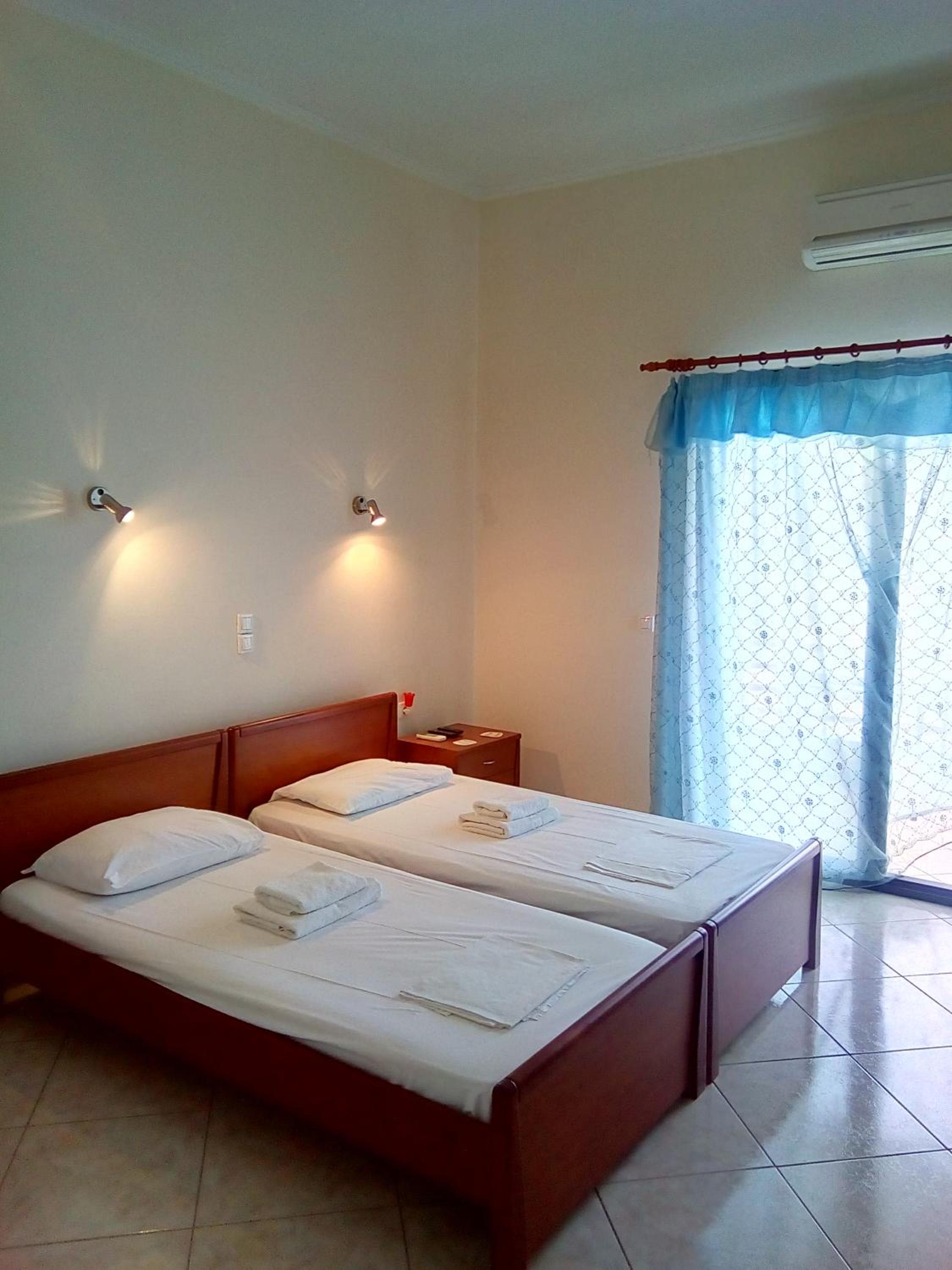 Standard Twin Room with Sofa - Photo 1