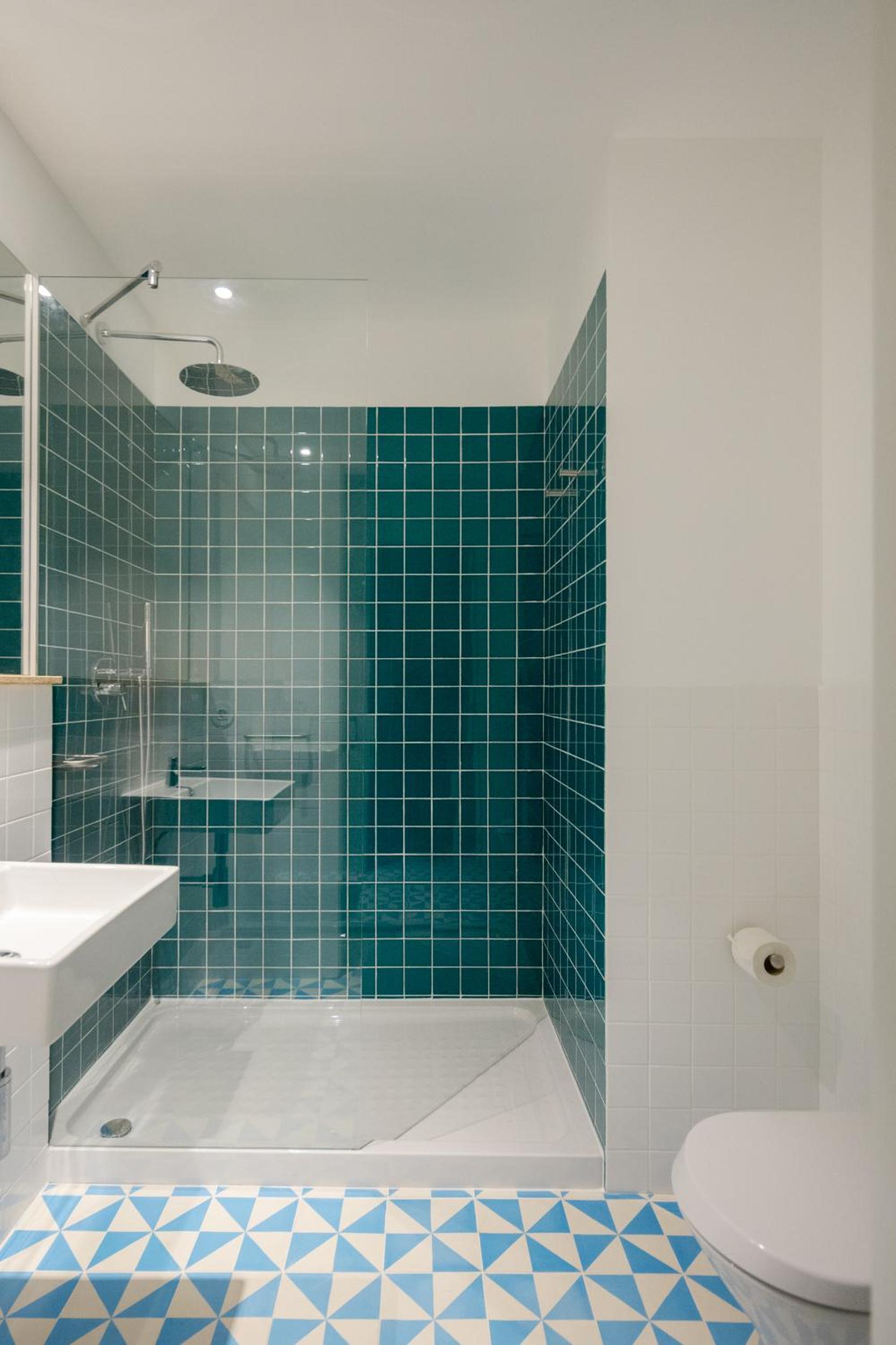 Twin Room with Private Bathroom - Photo 13