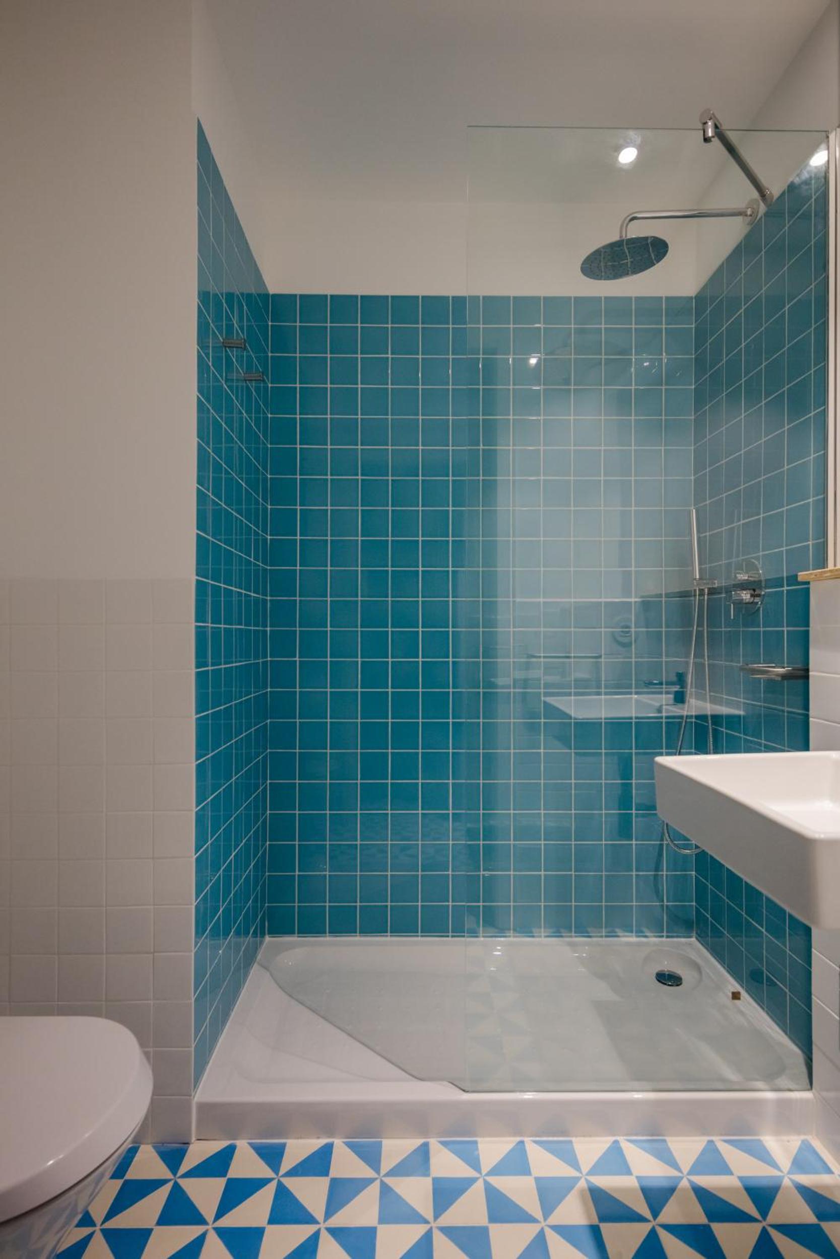 Twin Room with Private Bathroom - Photo 15