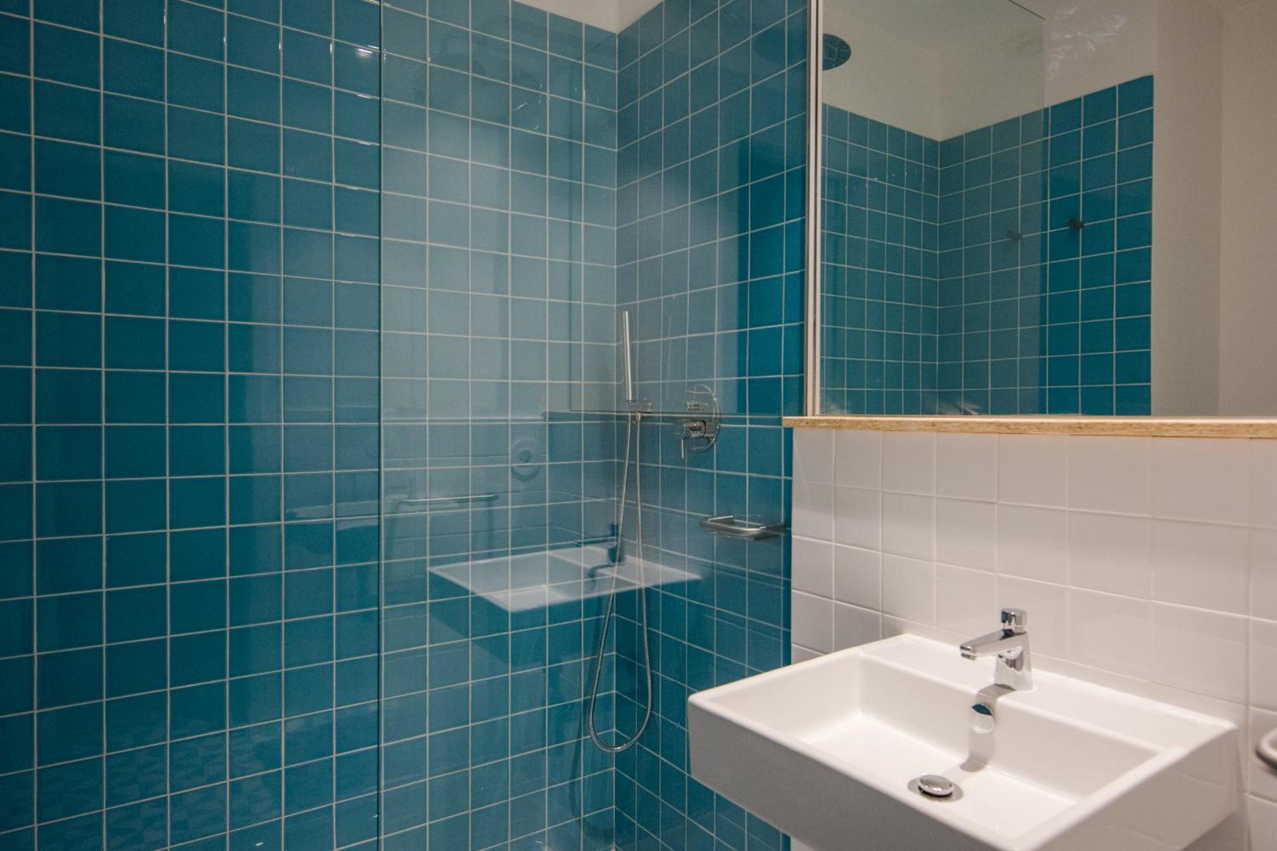 Twin Room with Private Bathroom - Photo 19