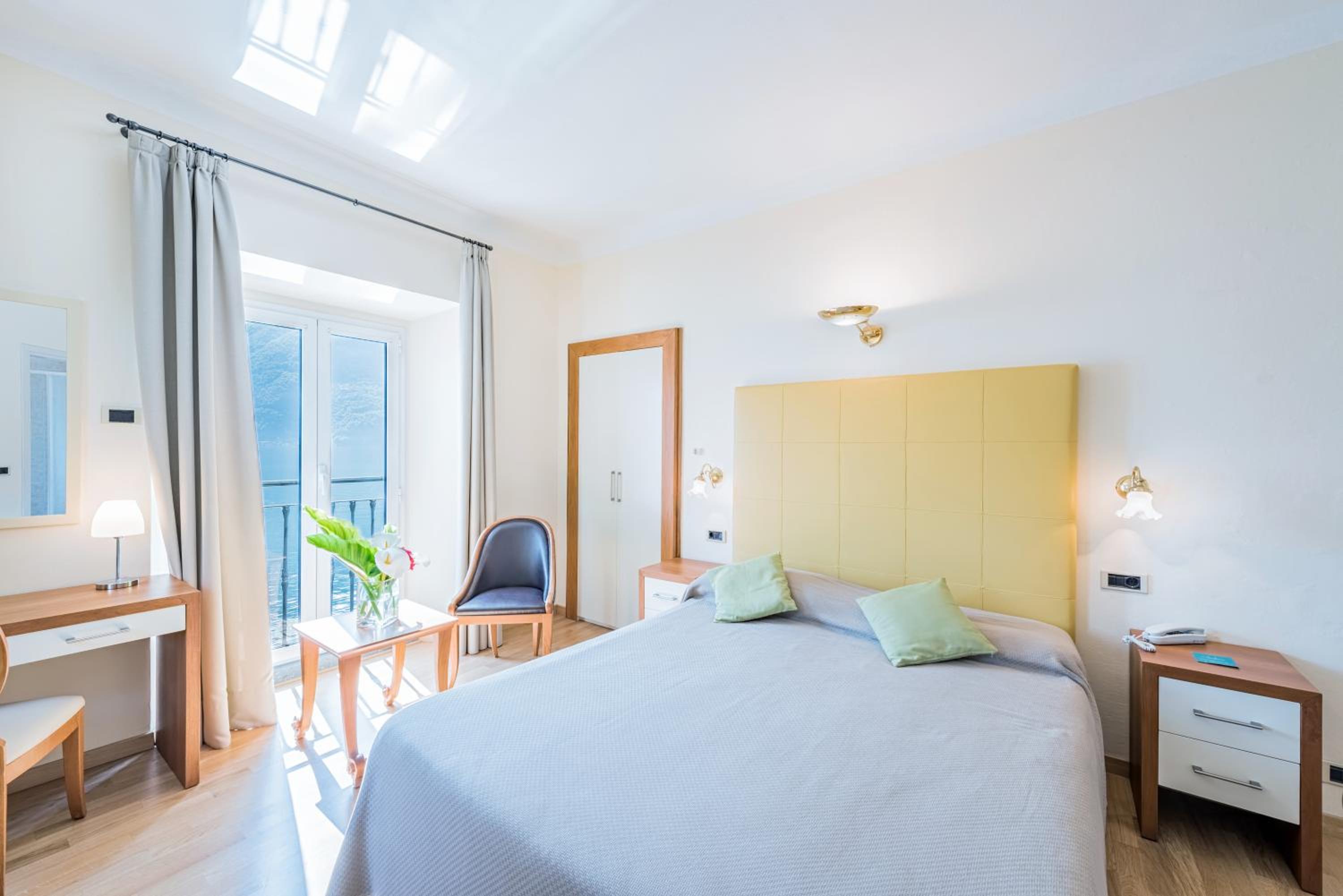 Superior Double Room with Lake View - Photo 4