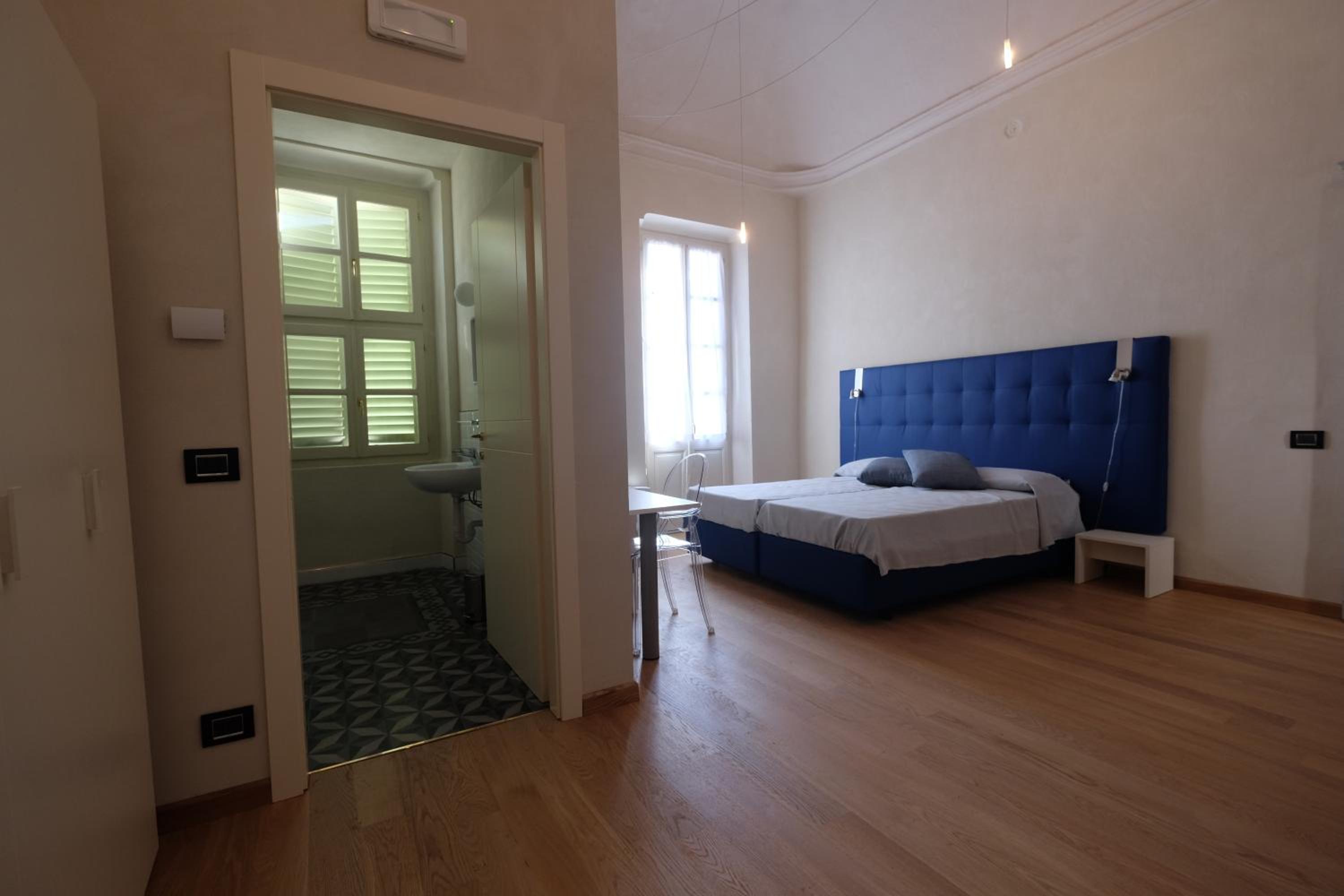 Double or Twin Room with City View - Photo 5