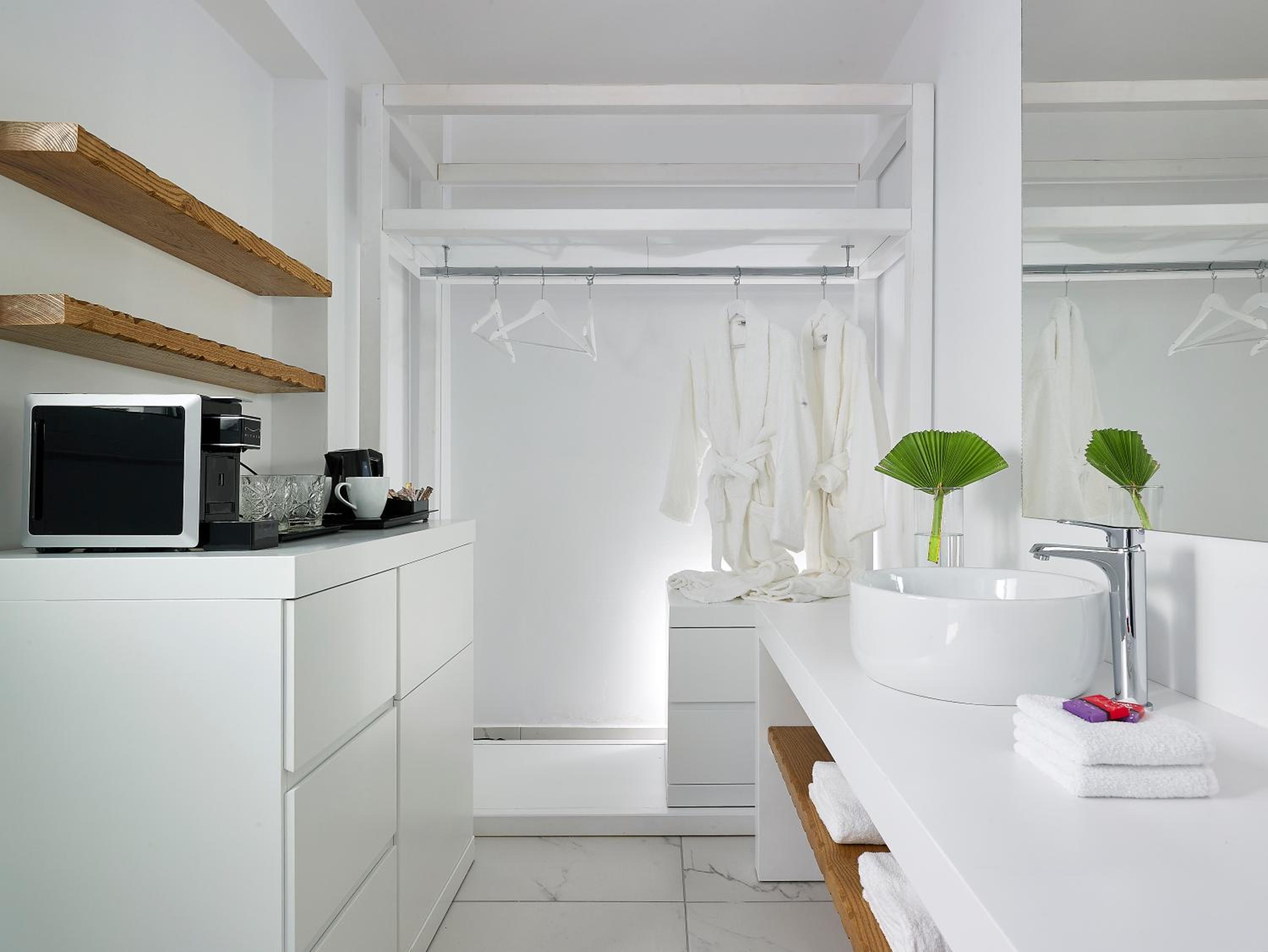 Two-Bedroom Suite - Photo 4