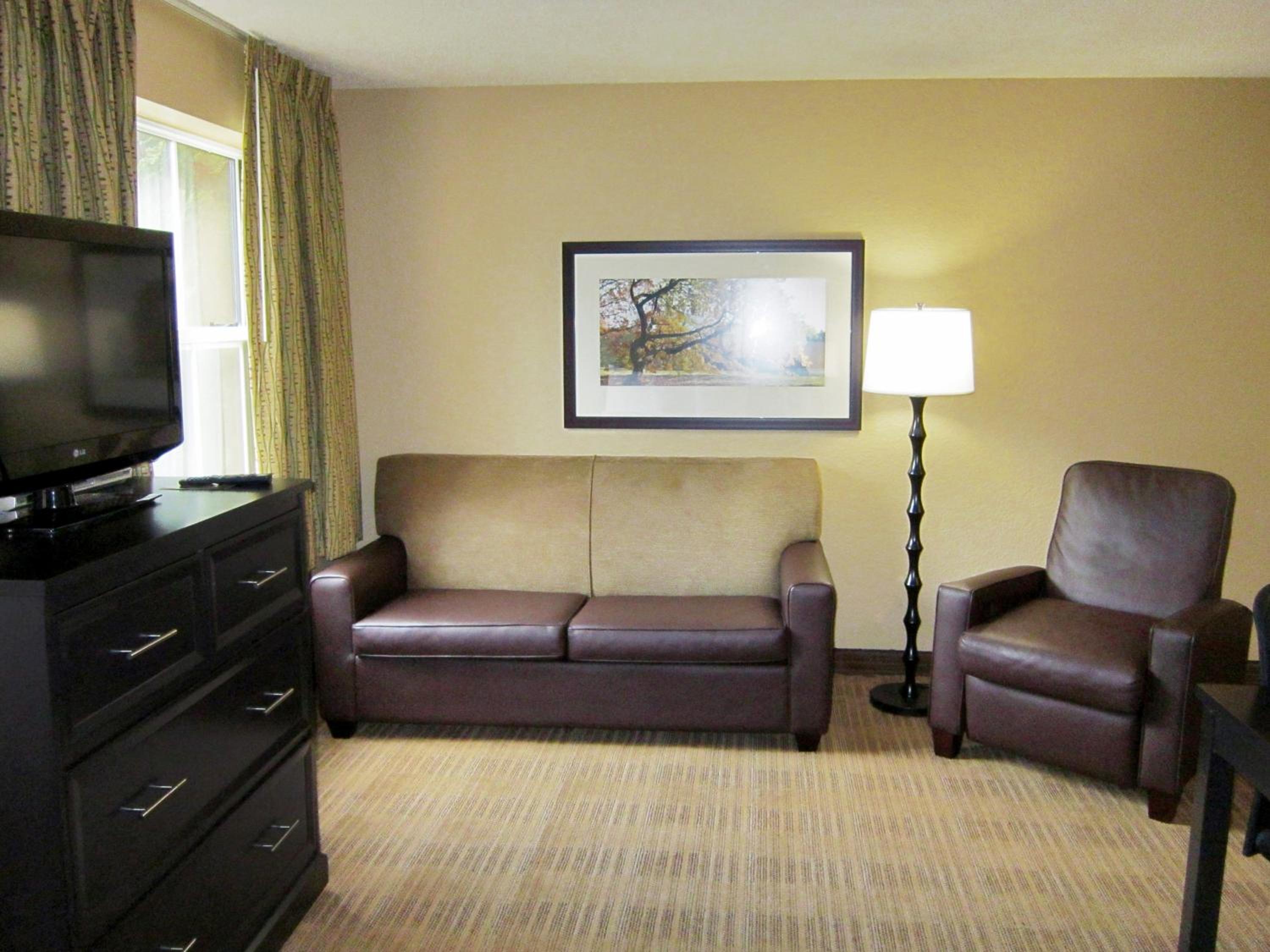 Deluxe Studio with 1 Queen Bed - Non-Smoking - Photo 5