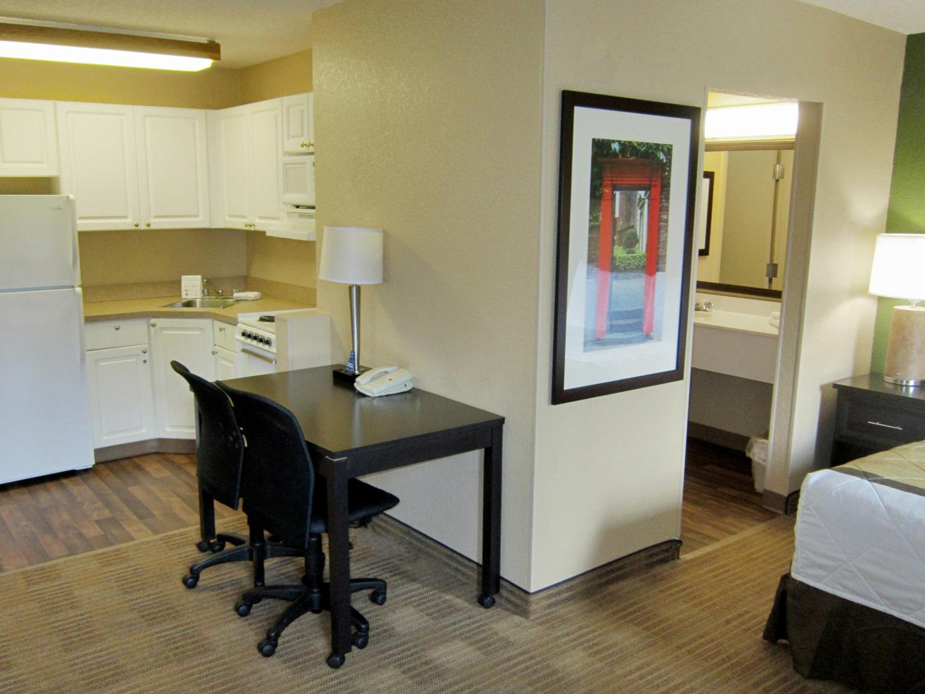Deluxe Studio with 1 Queen Bed - Non-Smoking - Photo 7