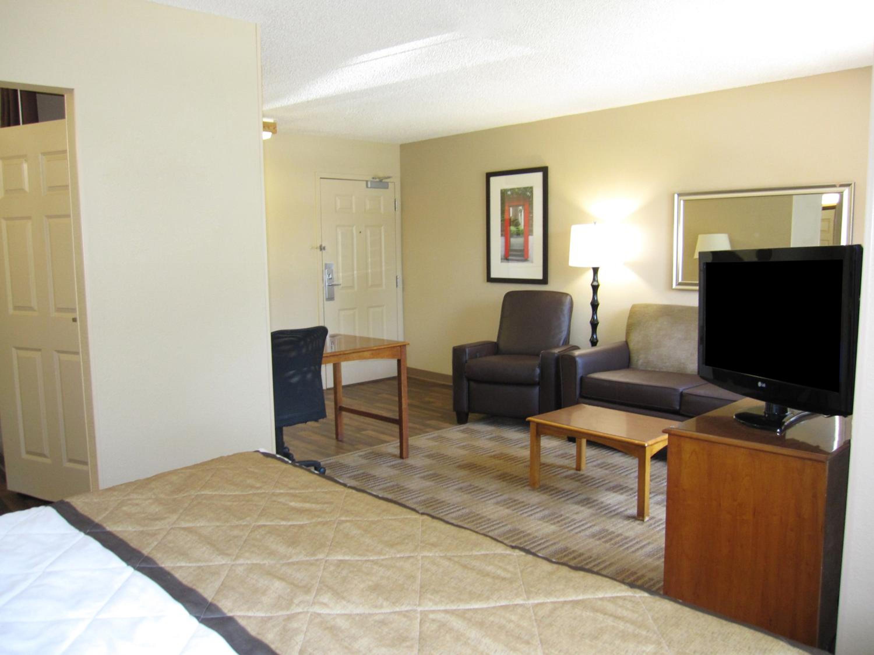 Deluxe Studio with 1 King Bed - Non-Smoking - Photo 4