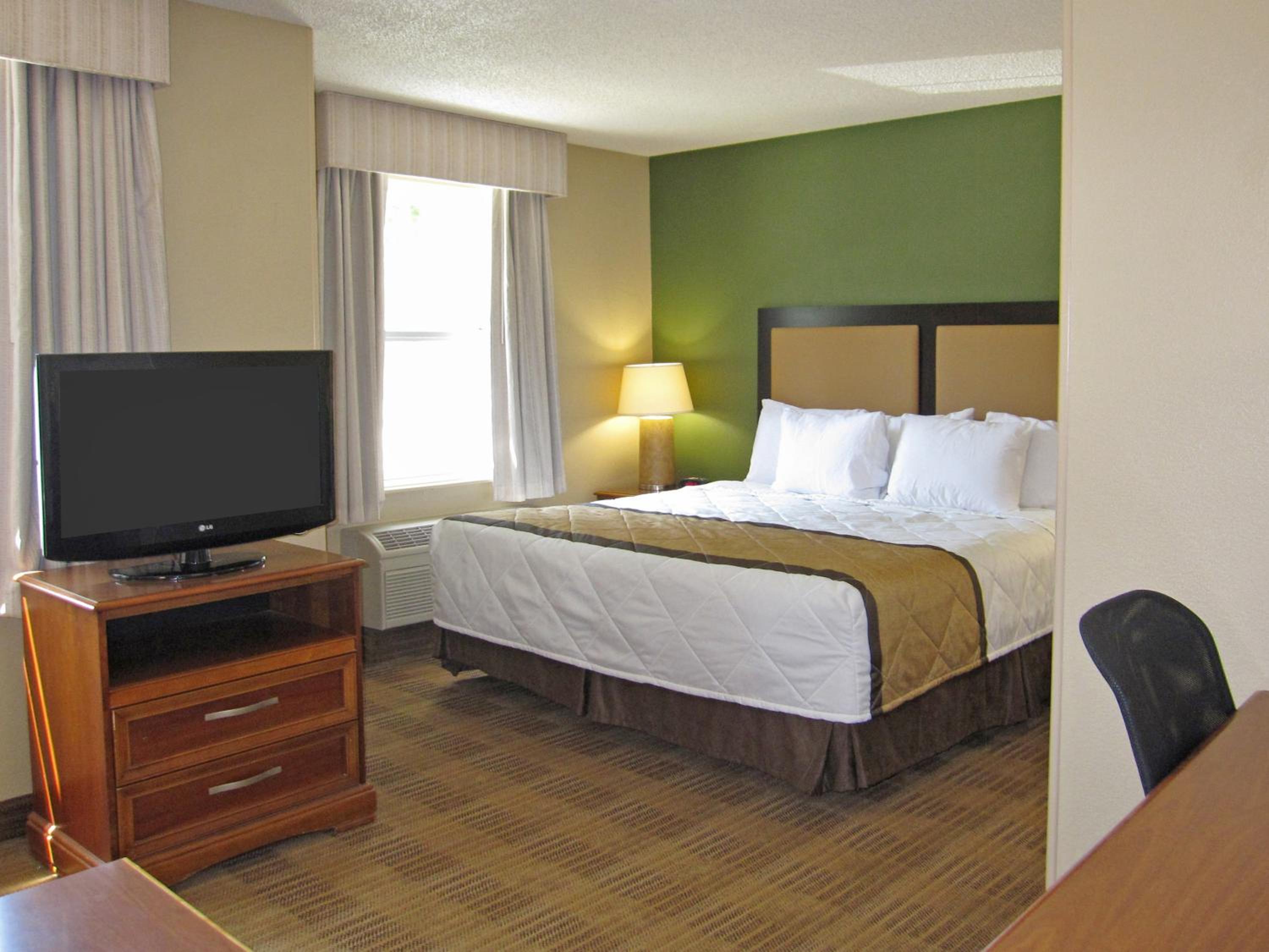 Deluxe Studio with 1 King Bed - Non-Smoking - Photo 5