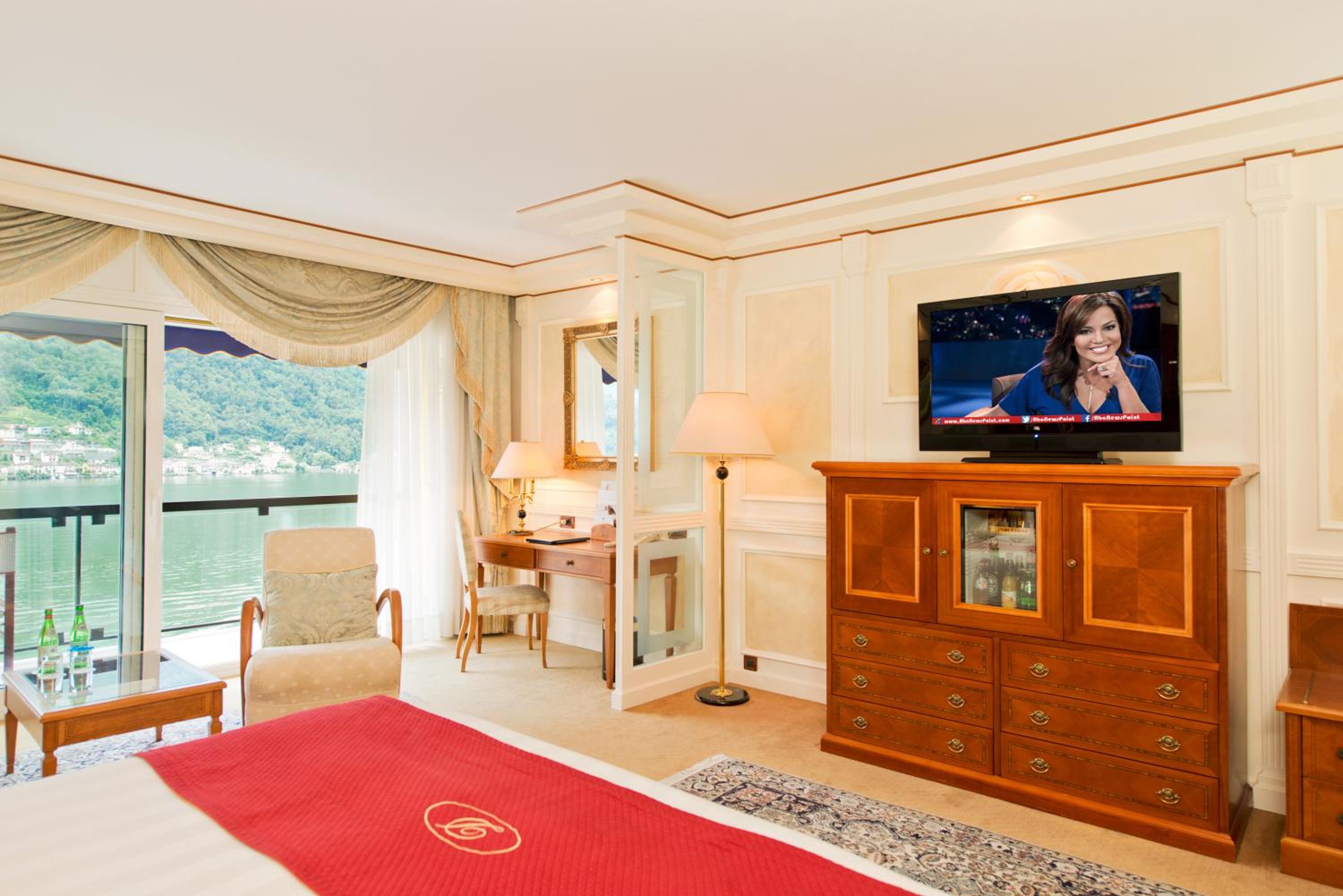 Deluxe Double Room with Lake View and Balcony photo 2