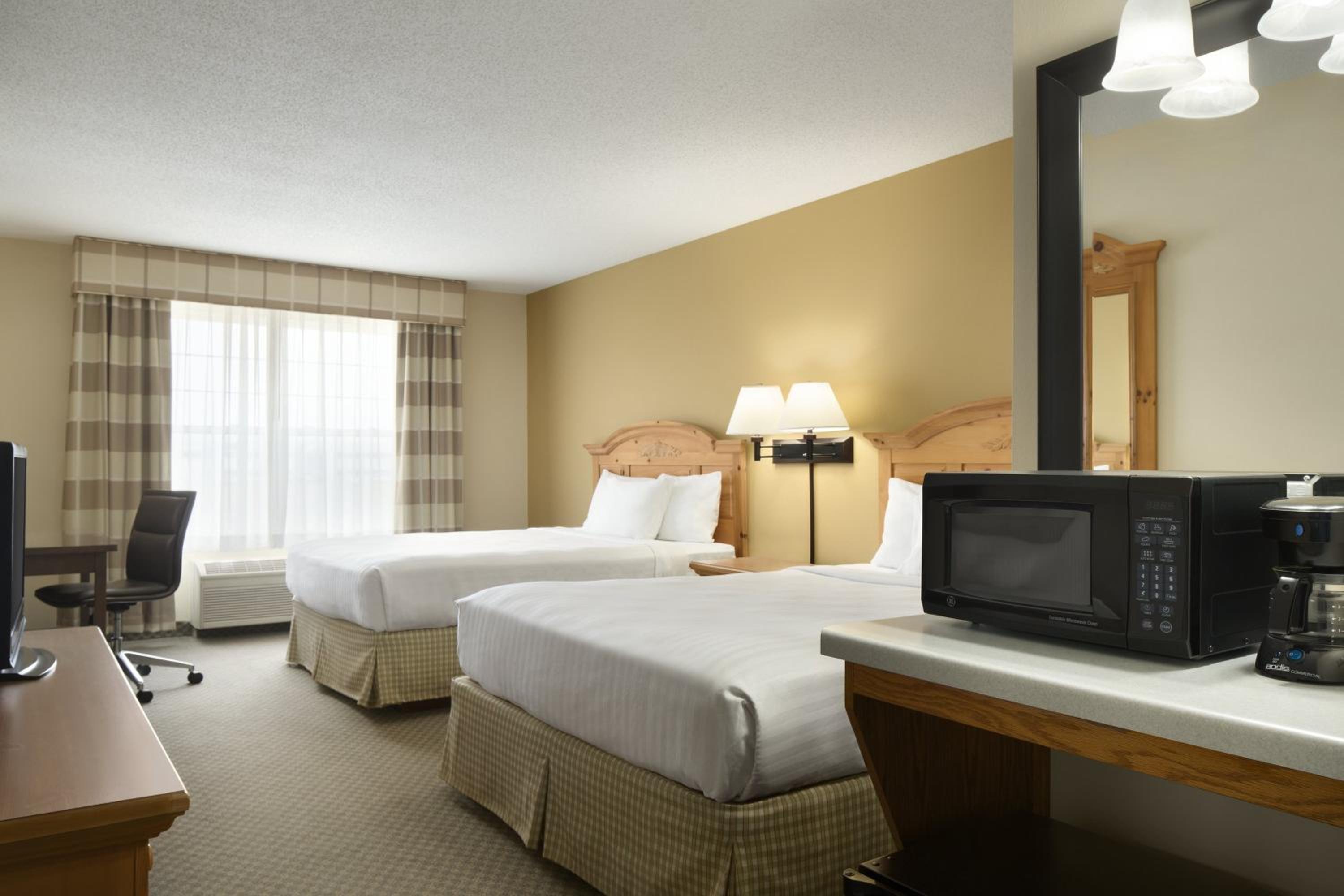 Queen Room with Two Queen Beds - Non-Smoking - Photo 1