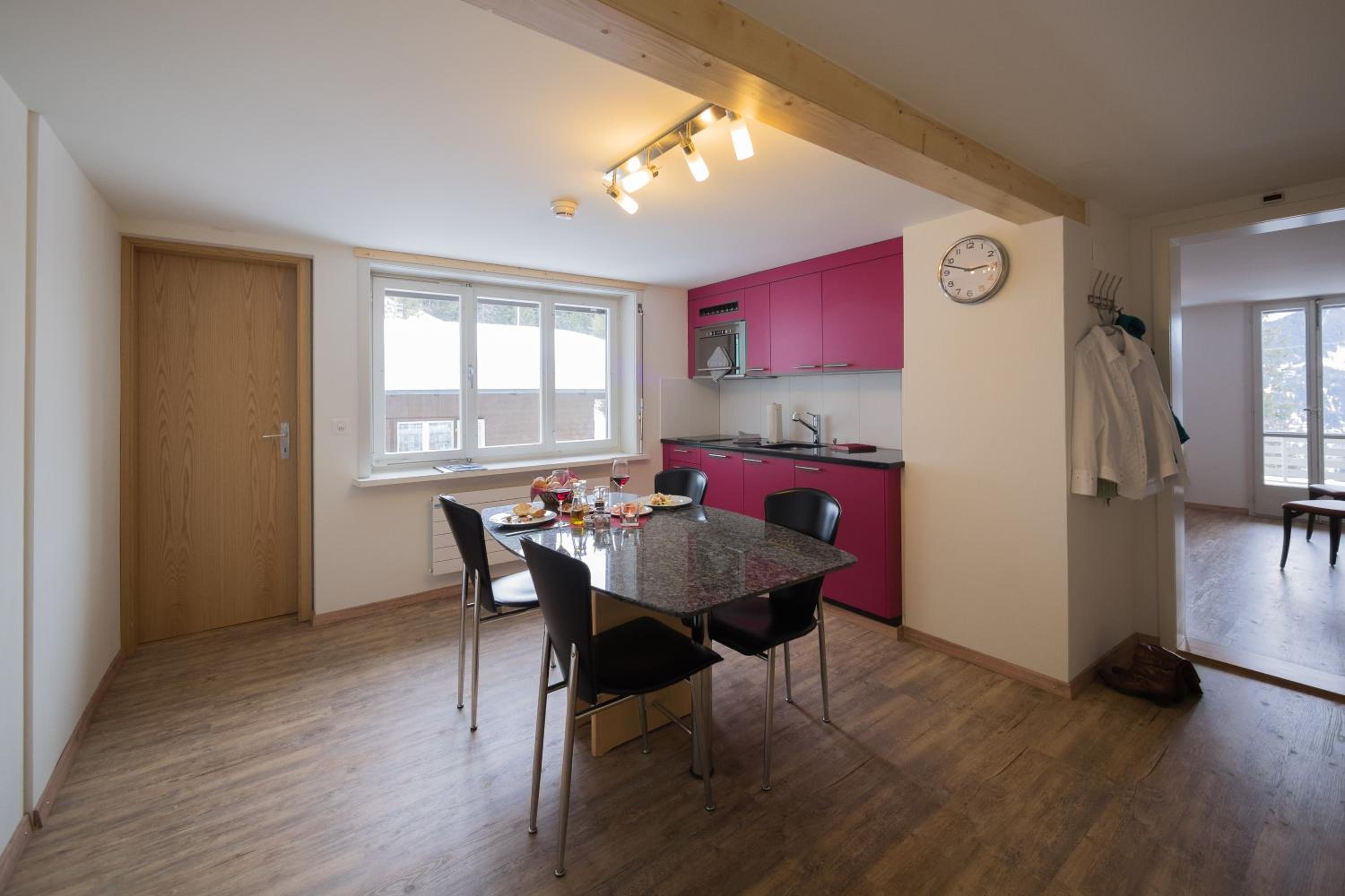 Two-Bedroom Apartment with Balcony and Mountain View - no daily cleaning photo 2