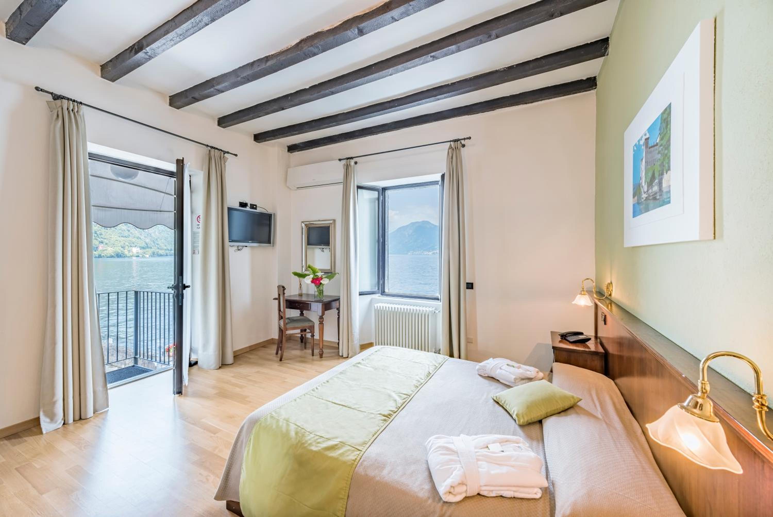 Junior Suite with Lake View - Photo 1