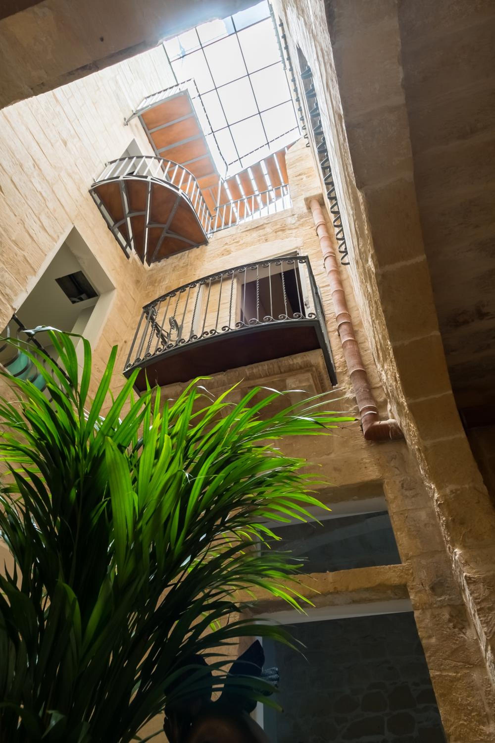 Large Twin Room with Courtyard Balcony (No Window) - Photo 4