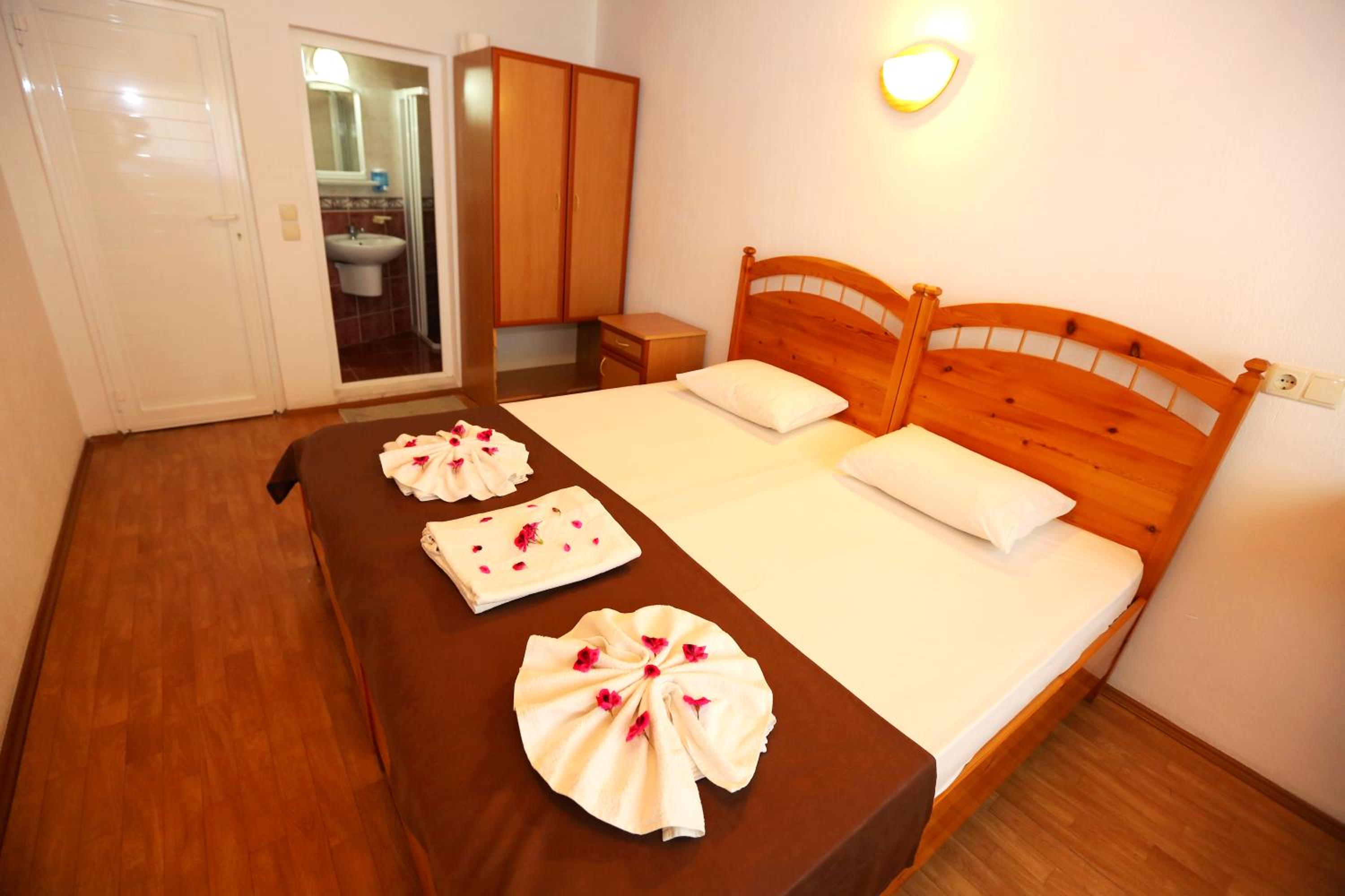 Double or Twin Room - Photo 8