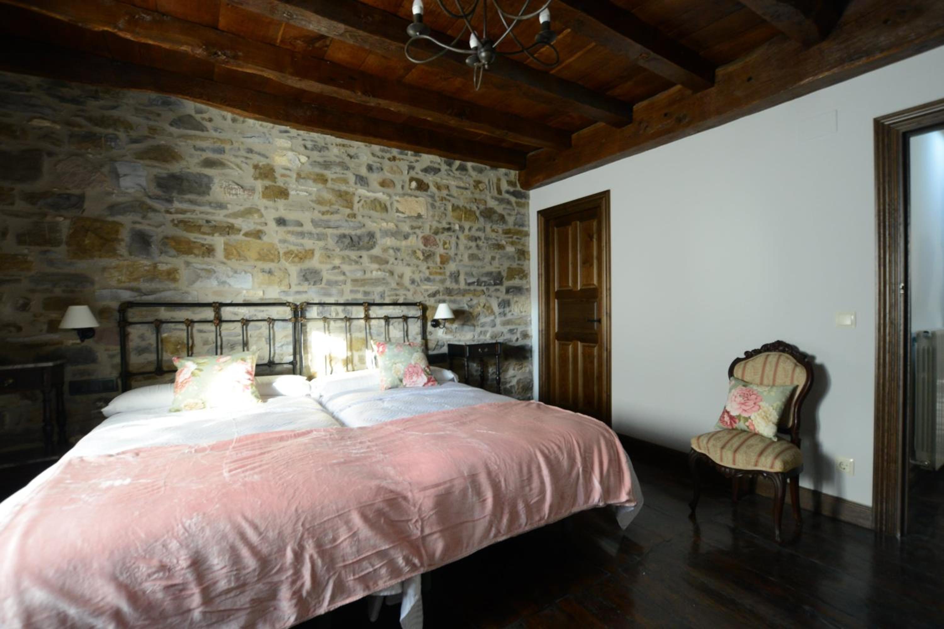 Twin Room with Private Bathroom photo 3