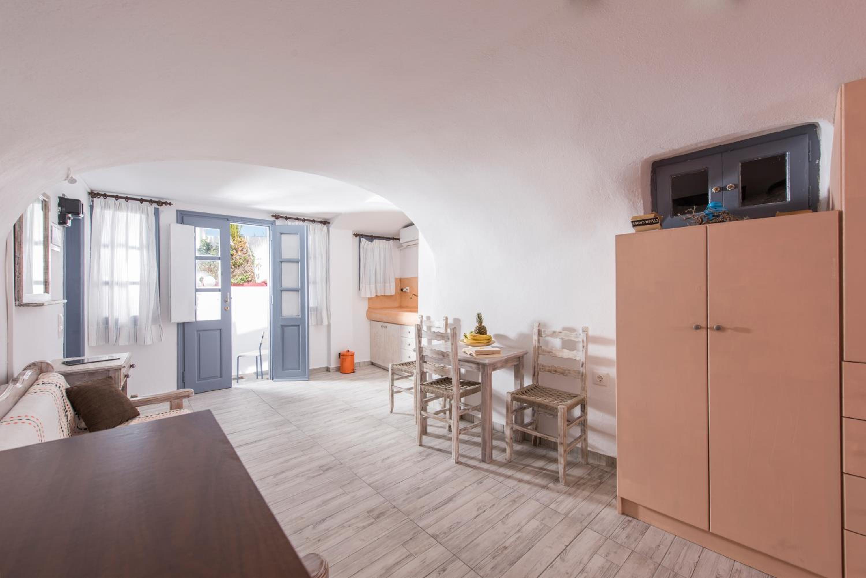 Suite - Photo 20