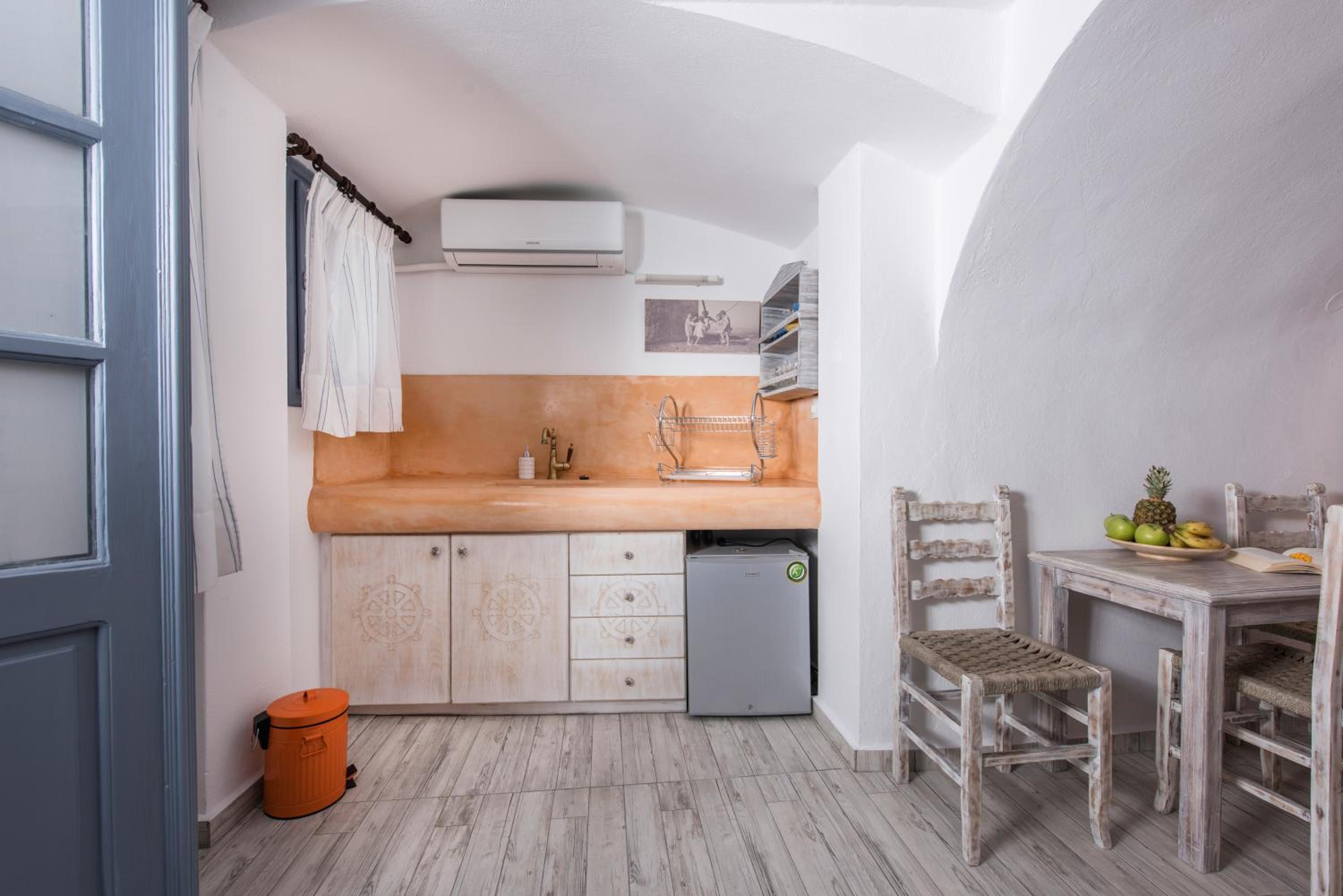 Suite - Photo 19