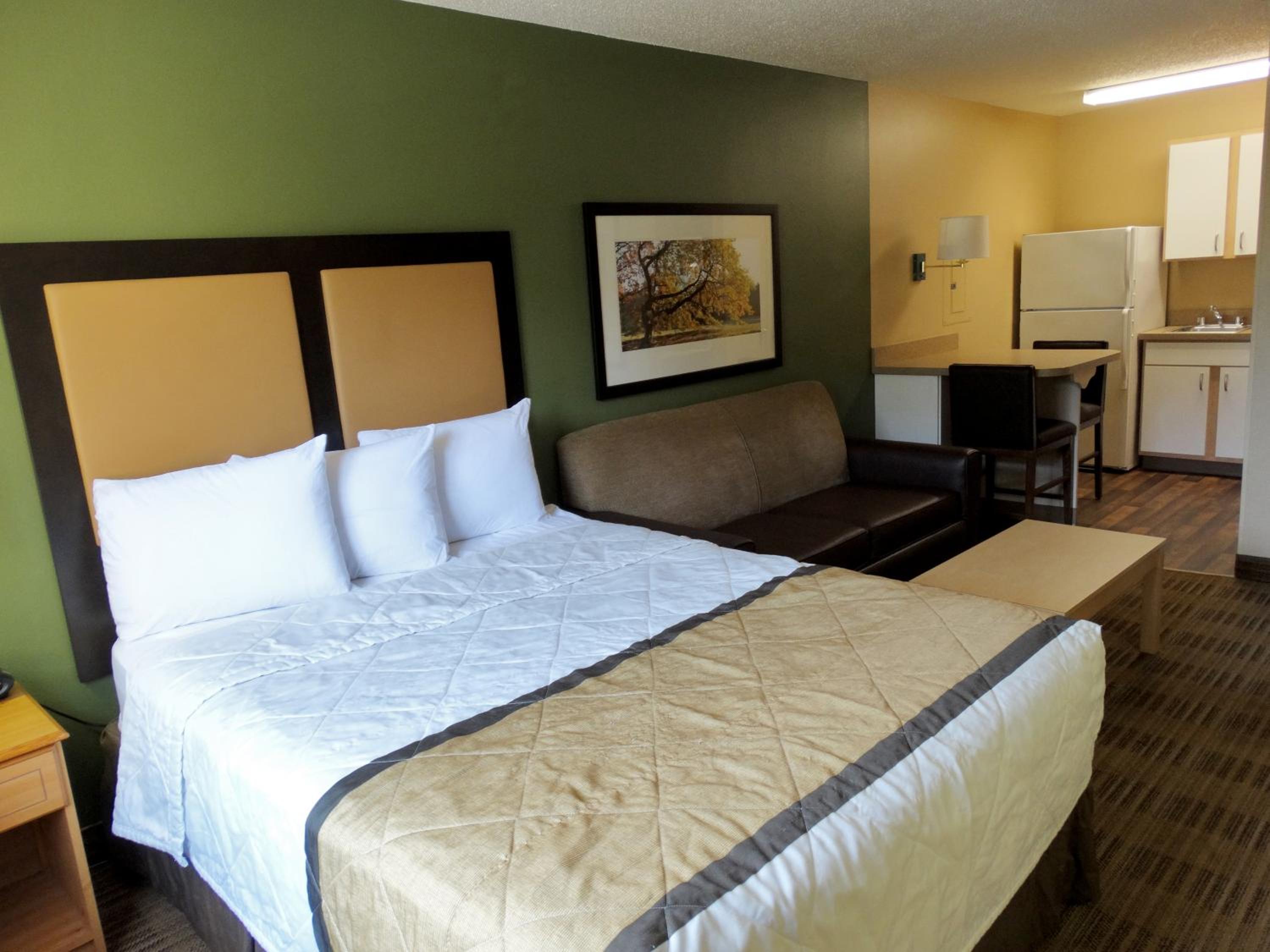 Deluxe Studio with 1 Queen Bed - Non-Smoking - Photo 5