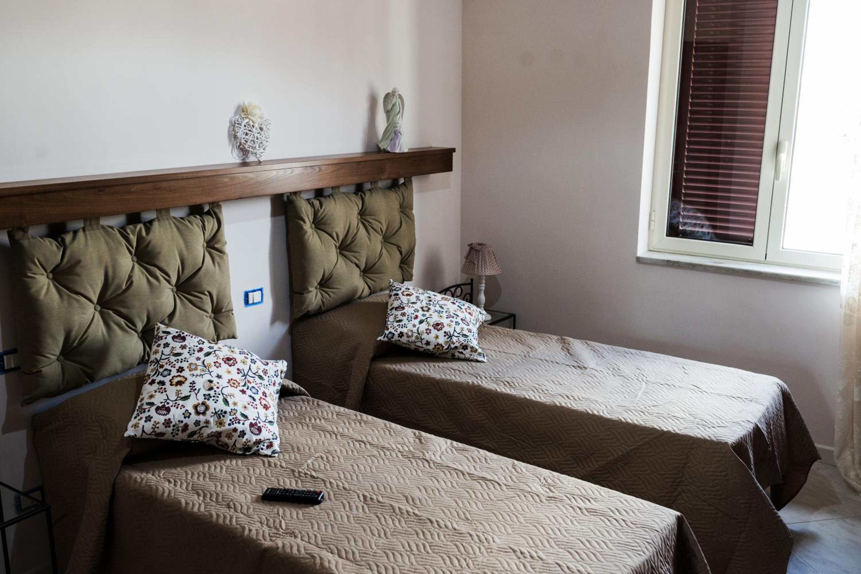 Deluxe Twin Room with External Shared Bathroom photo 2
