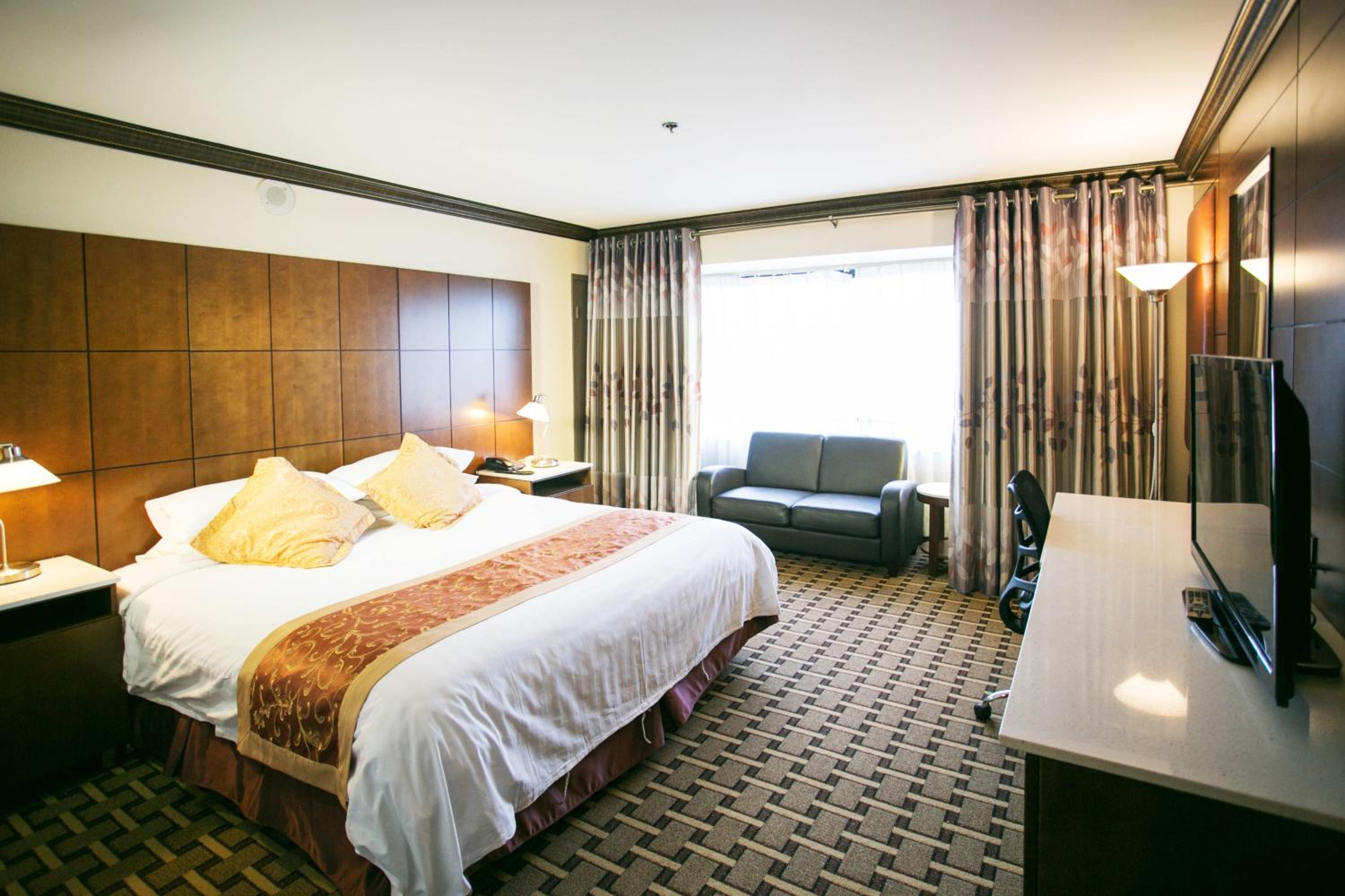Luxury King Room - Photo 11