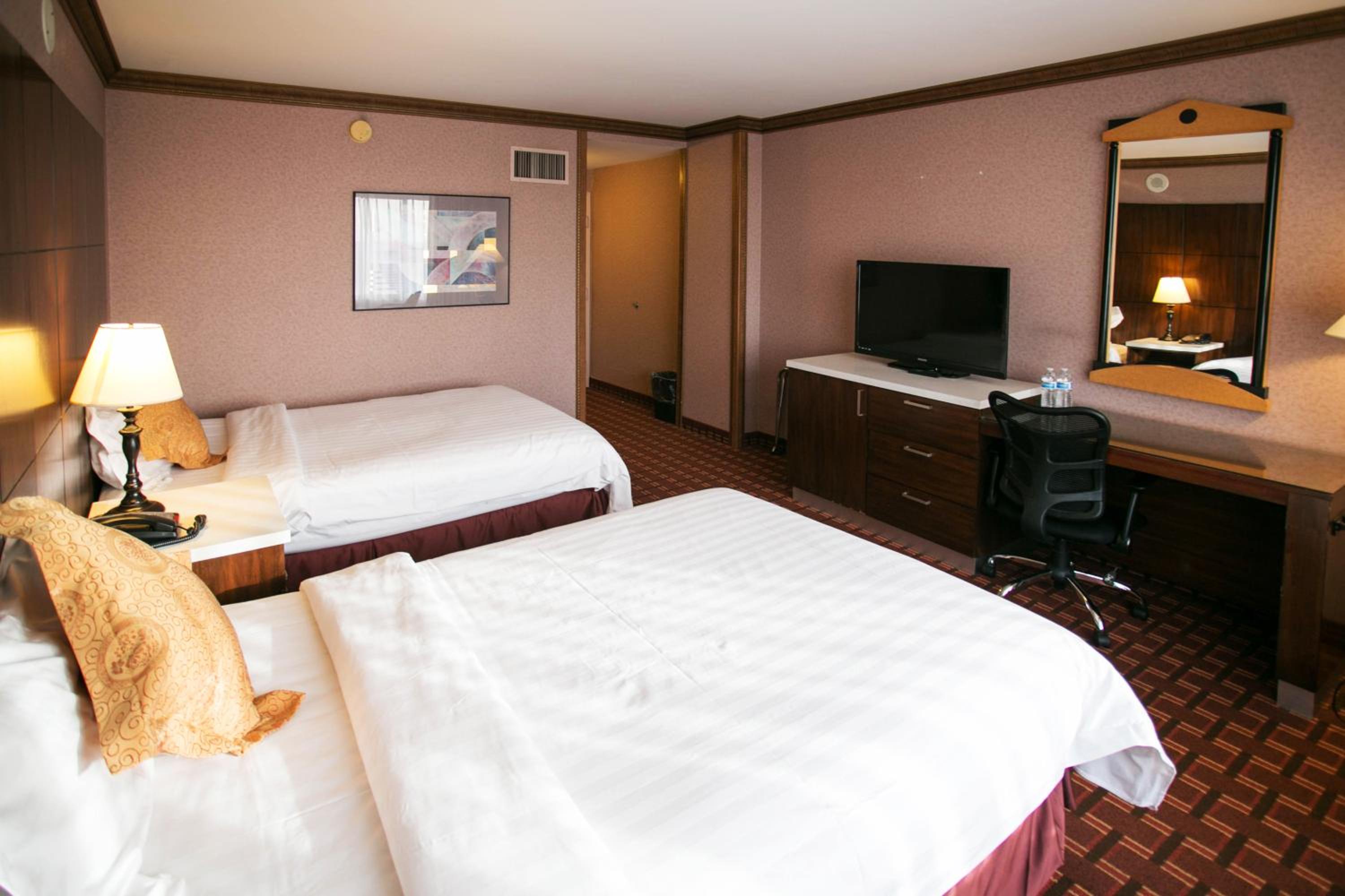 Luxury Two Double Bed Room - Photo 9