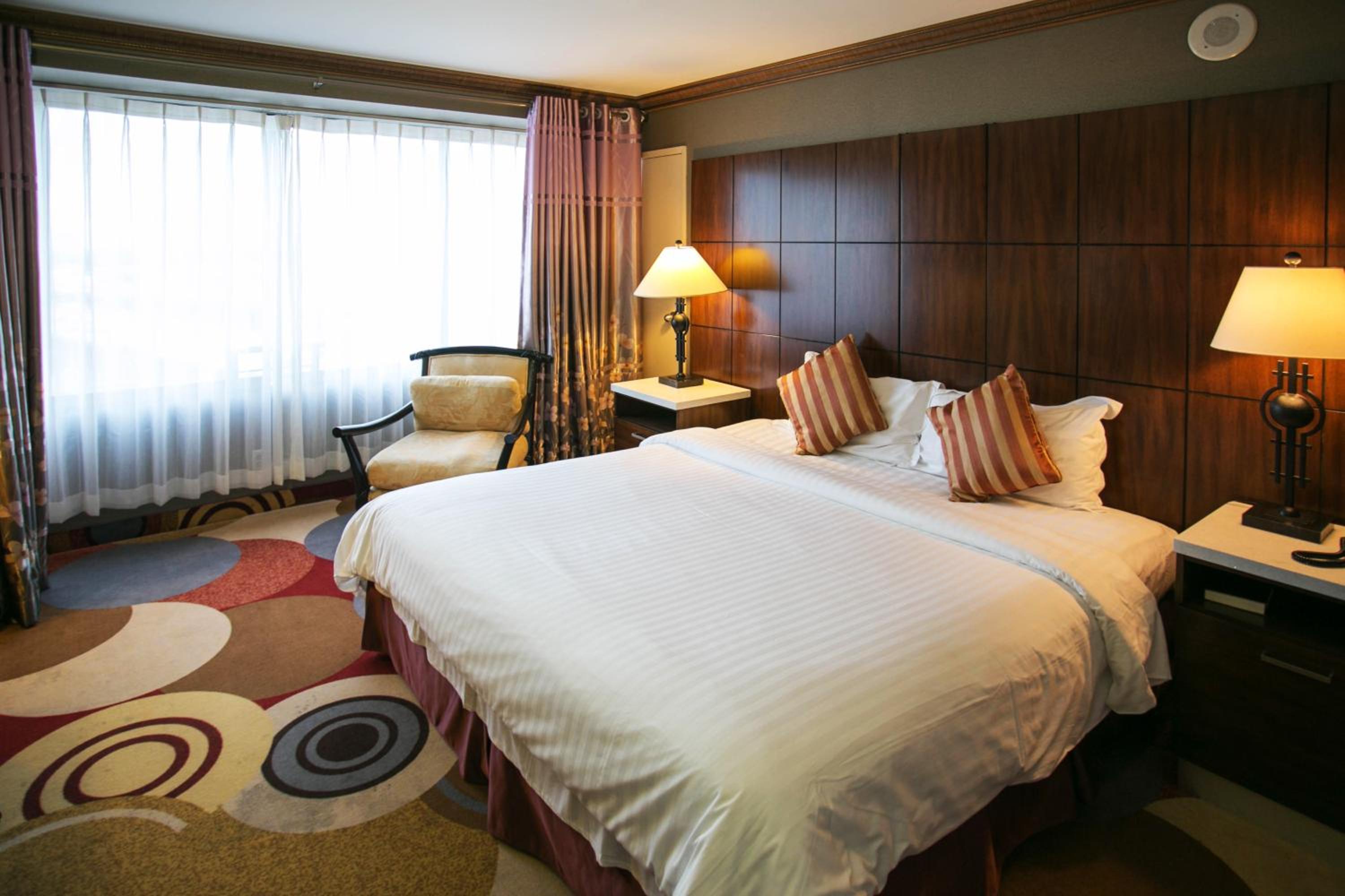 Luxury King Room - Photo 9