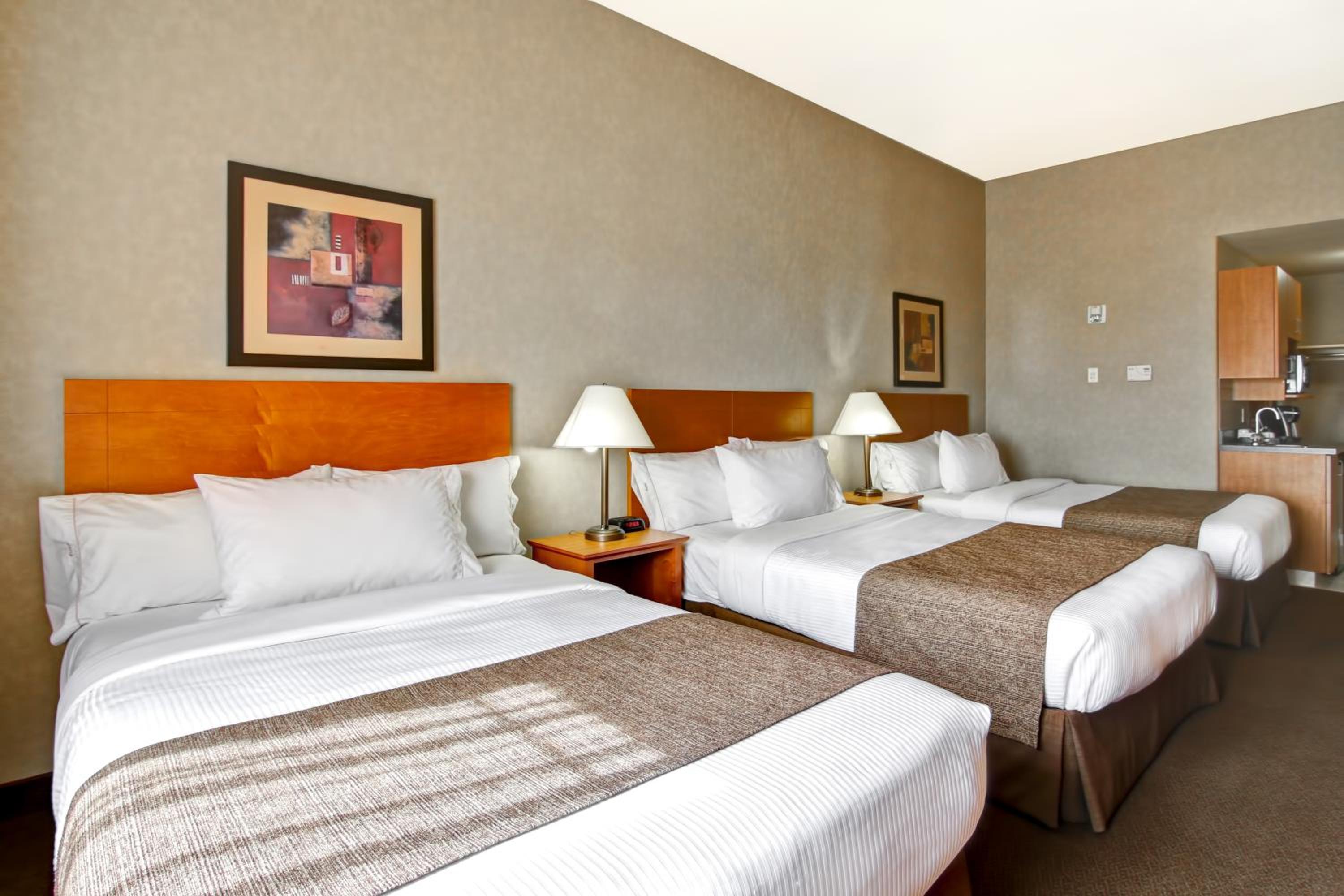 Double Room with Three Double Beds photo 3