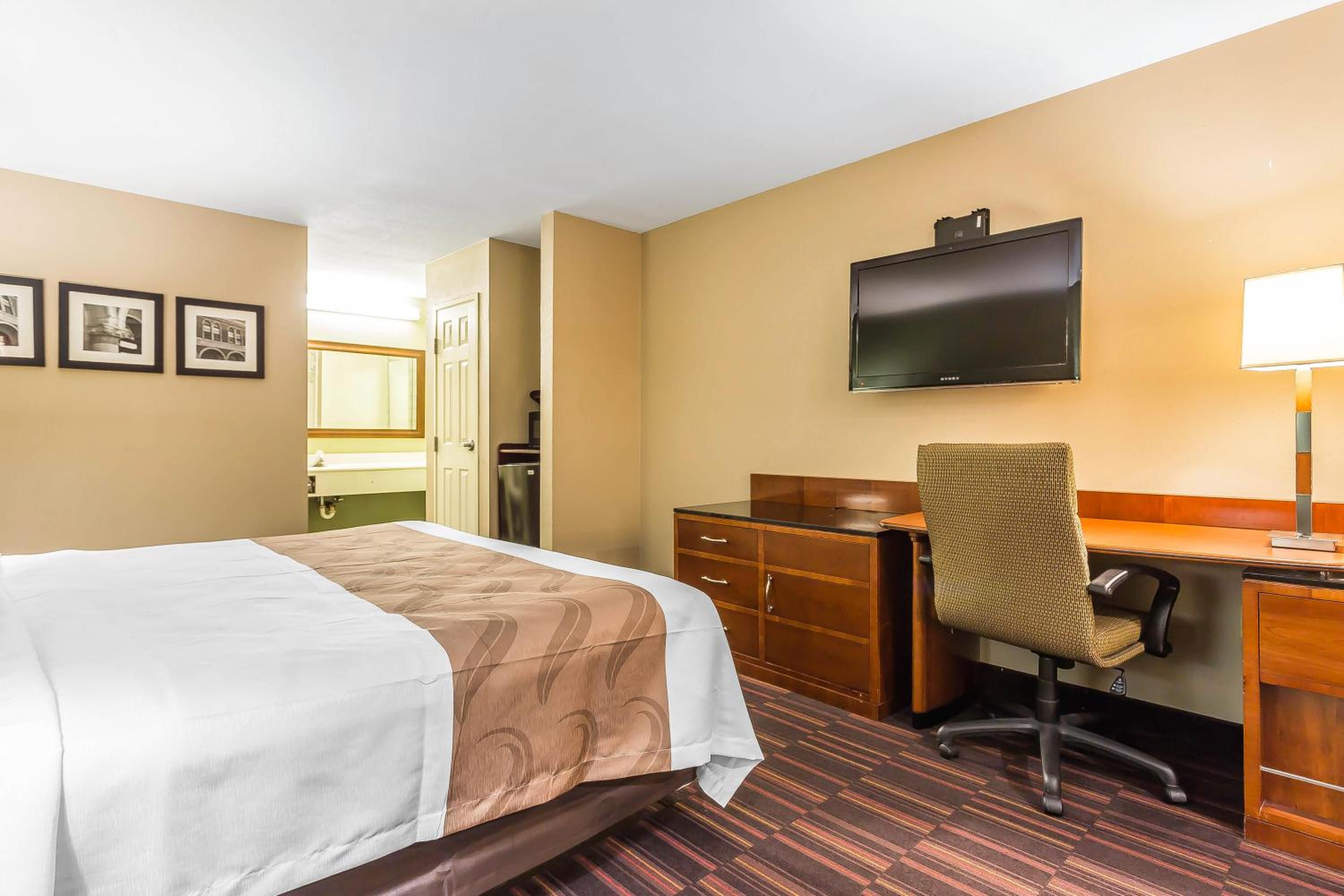 Standard King Room - Non-Smoking  - Photo 14