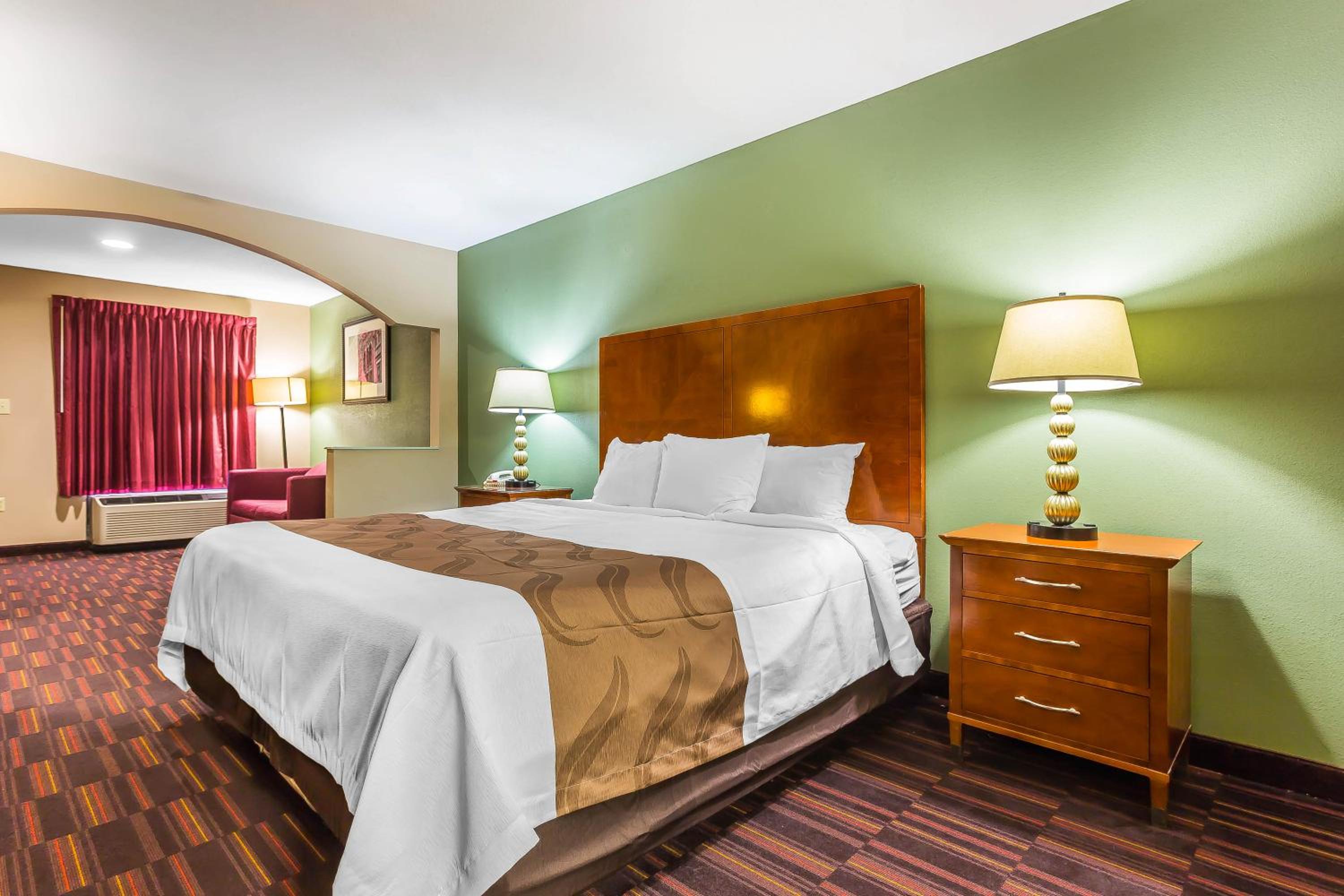 King Suite - Non-Smoking - Photo 3