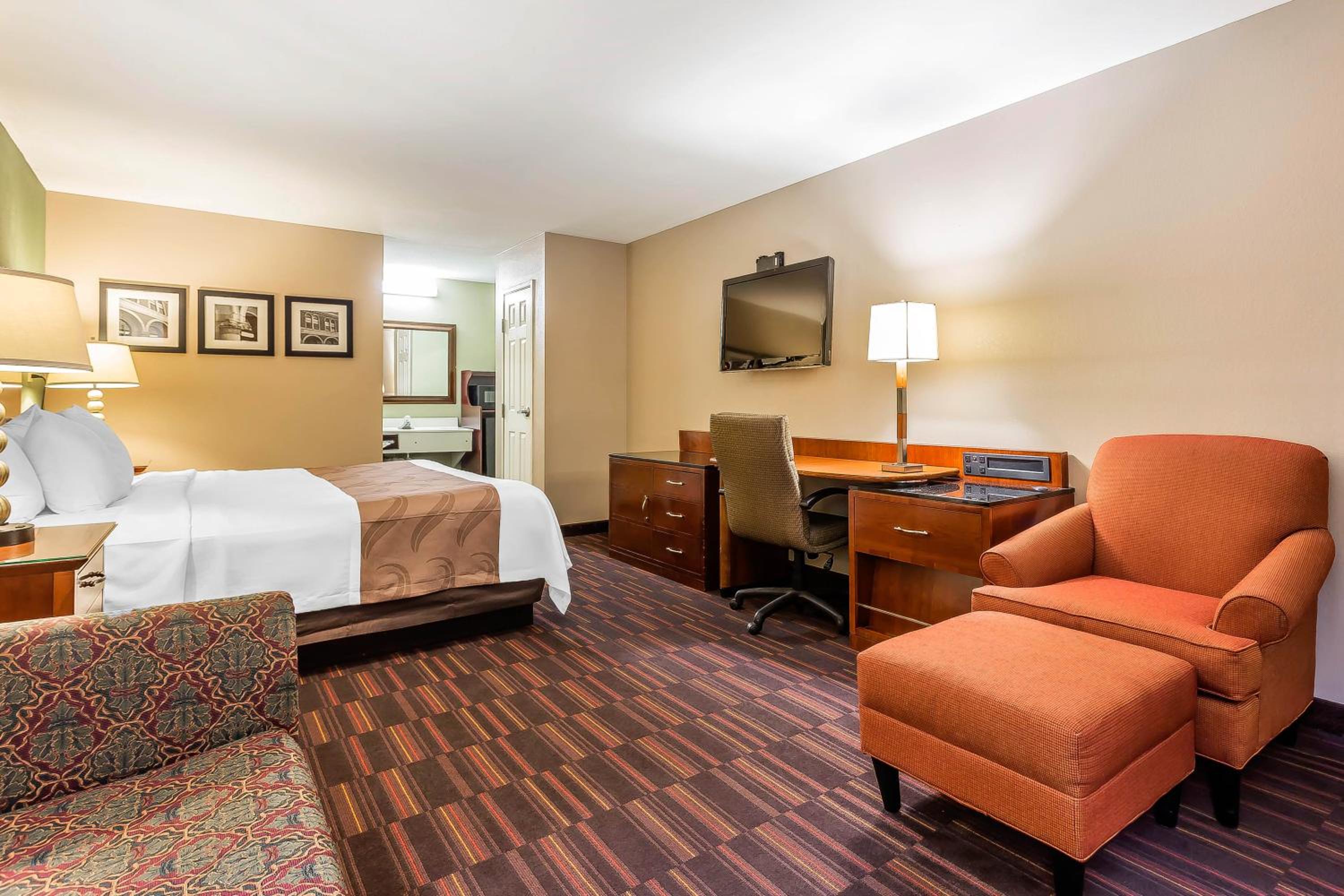 Standard King Room - Non-Smoking  - Photo 3