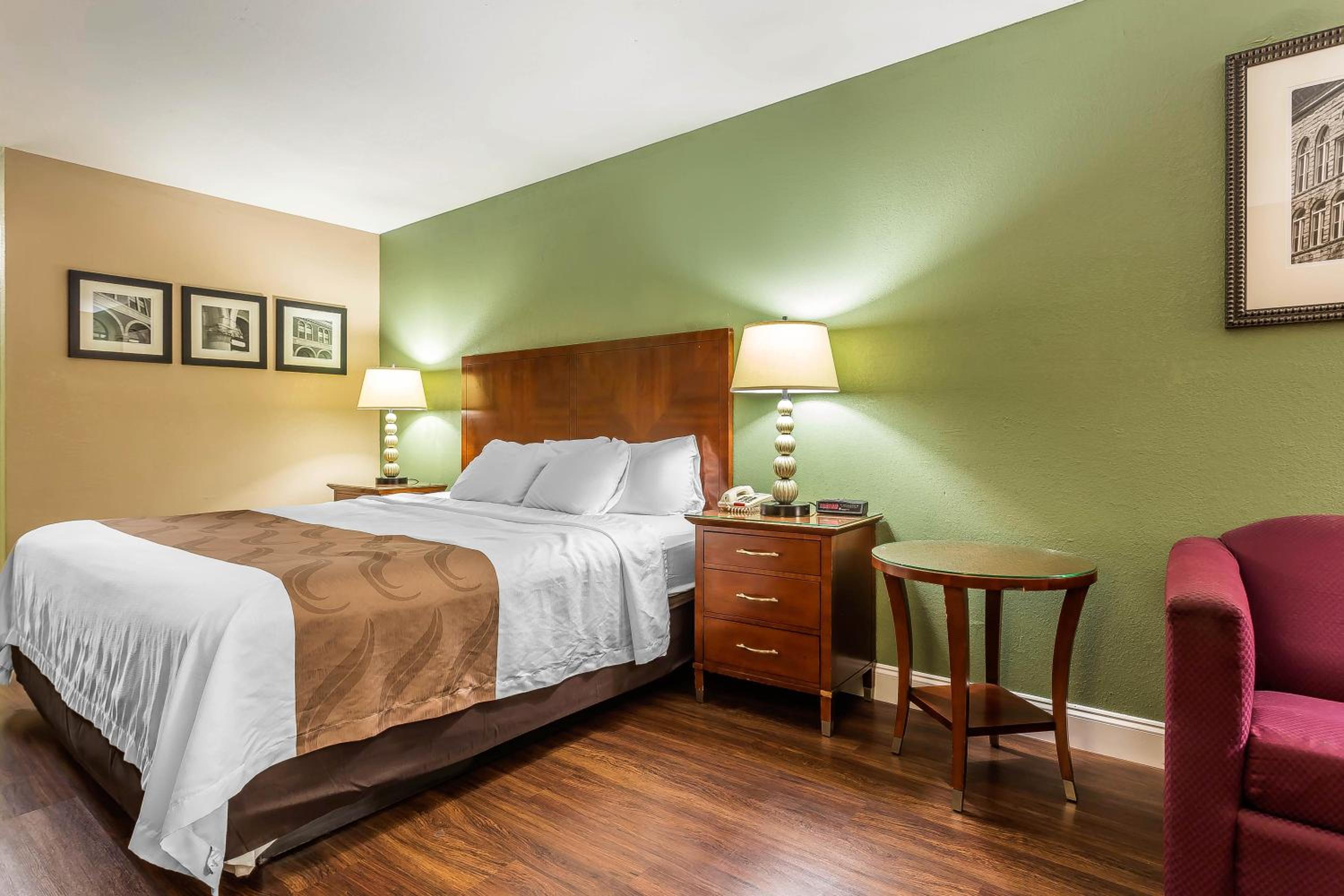 Standard King Room - Non-Smoking  - Photo 6