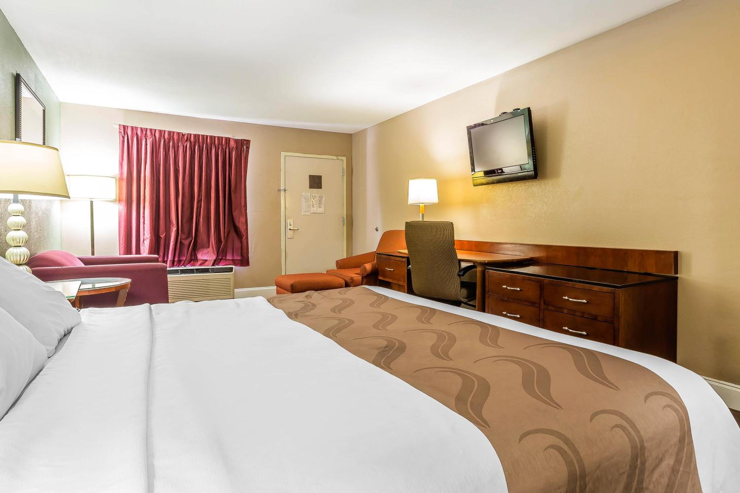 Standard King Room - Non-Smoking  - Photo 8