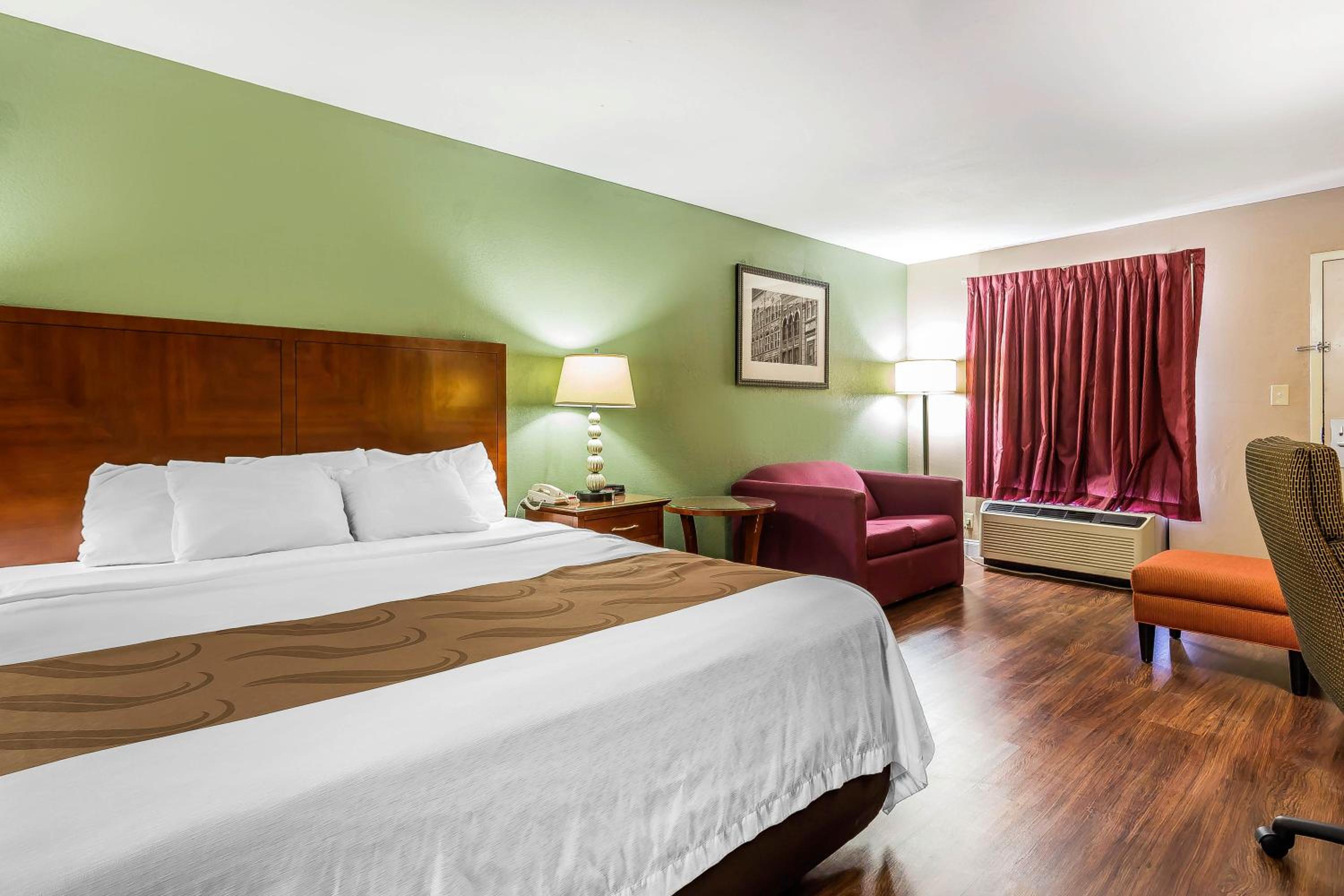 Standard King Room - Non-Smoking  - Photo 9