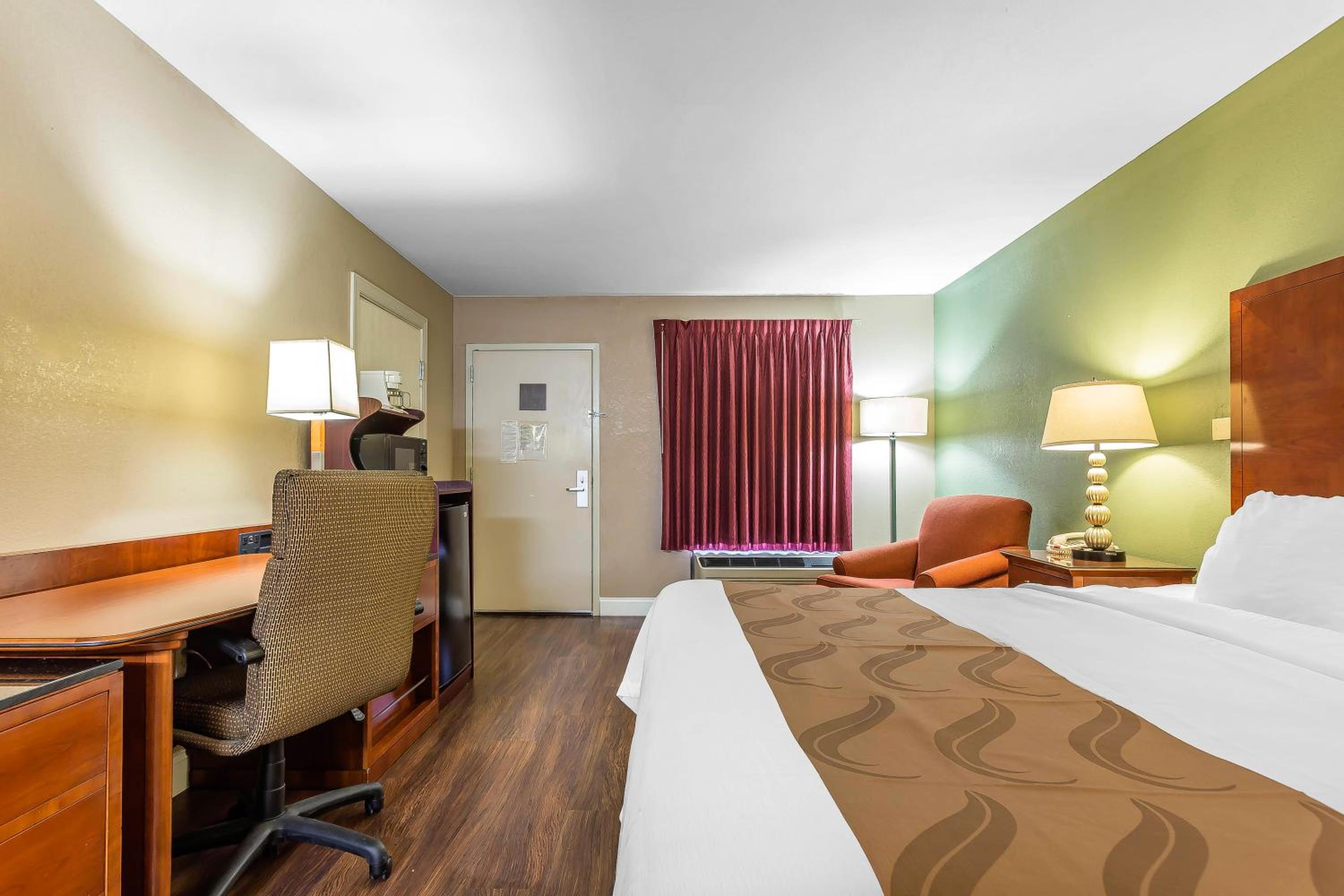 Standard King Room - Non-Smoking  - Photo 16
