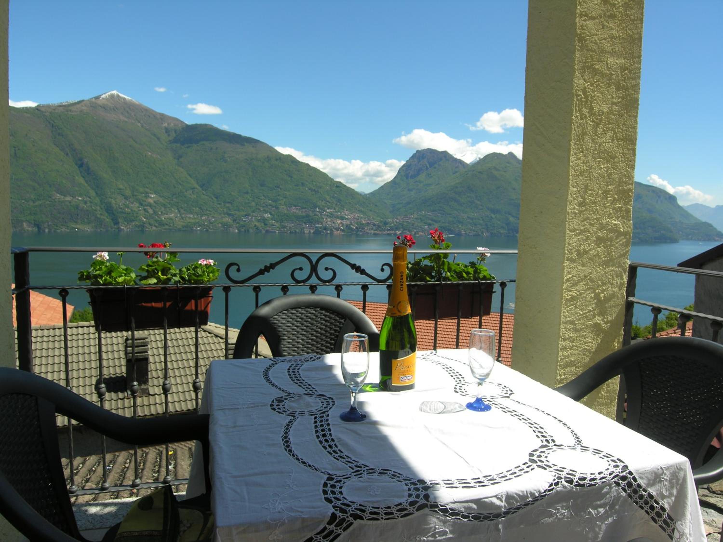 Apartment with Lake View - Photo 8