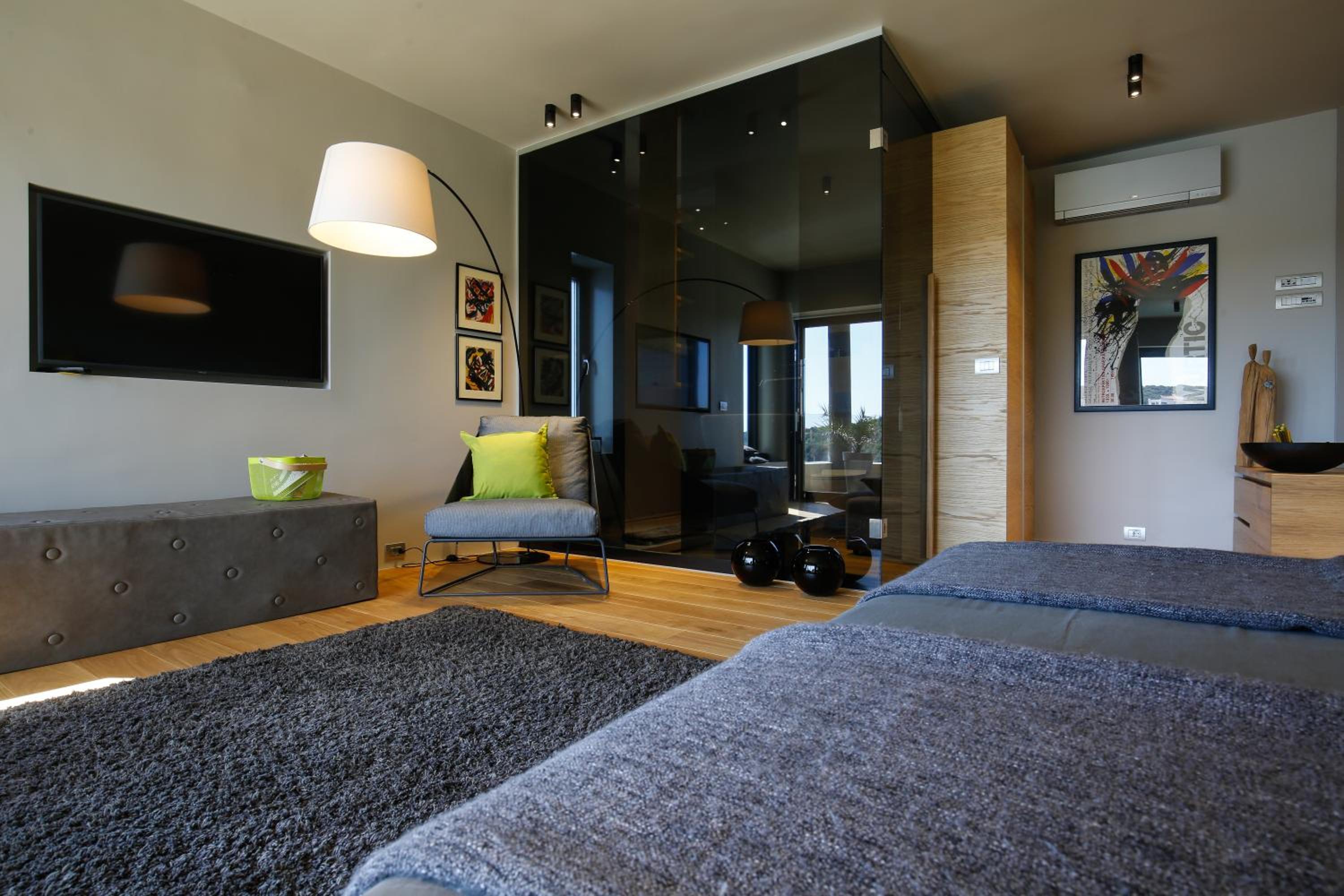 Deluxe Suite with Sea View - Photo 10