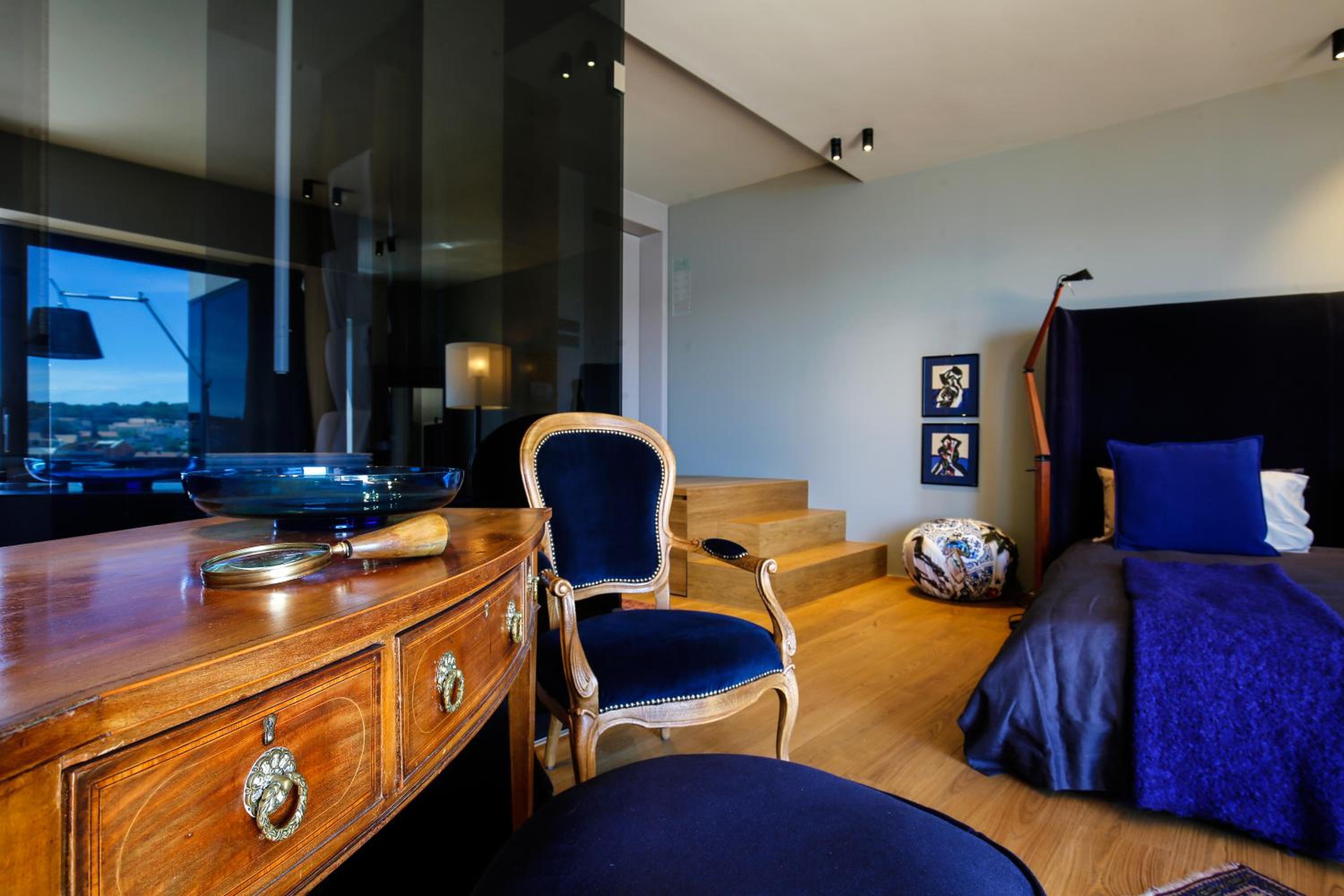 Deluxe Suite with Sea View - Photo 9