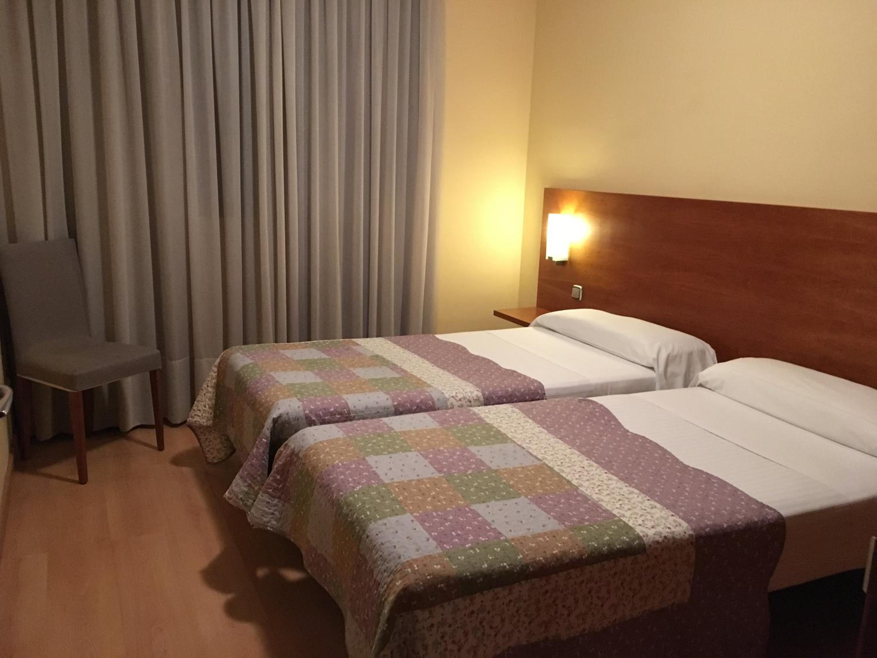 Twin Room - Photo 3
