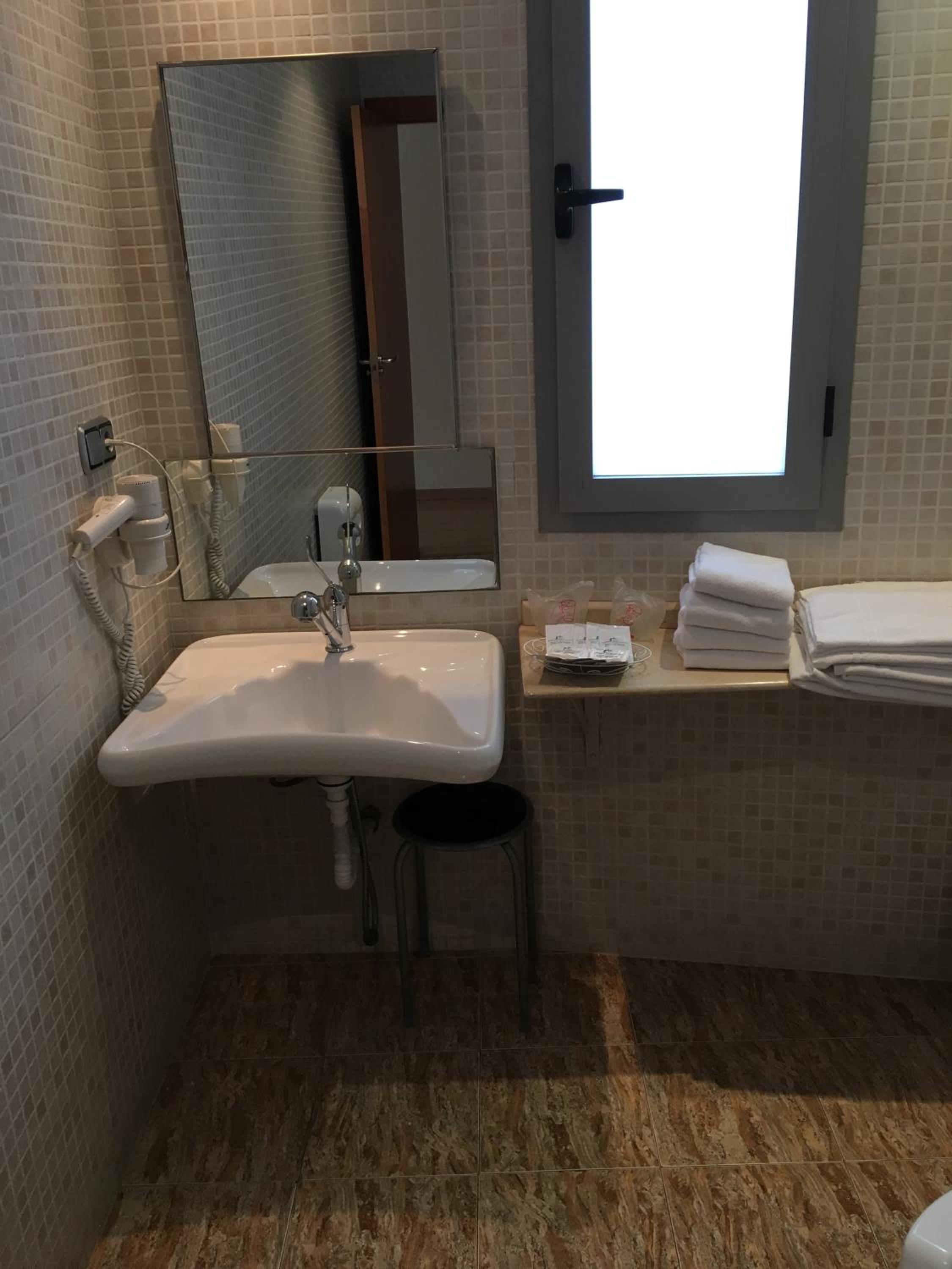 Triple Room - Disability Access - Photo 2