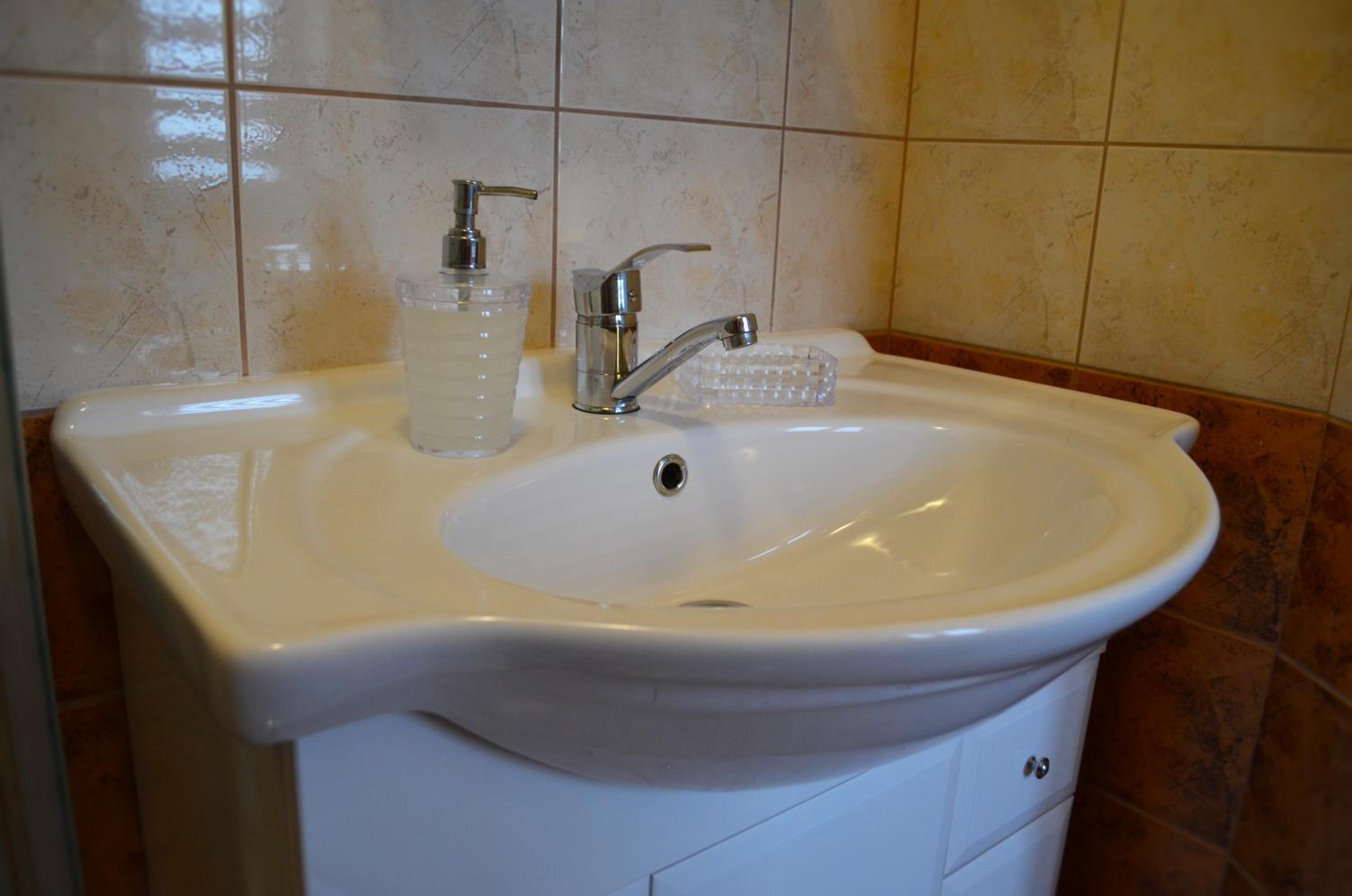 Twin Room with Private Bathroom - Photo 3