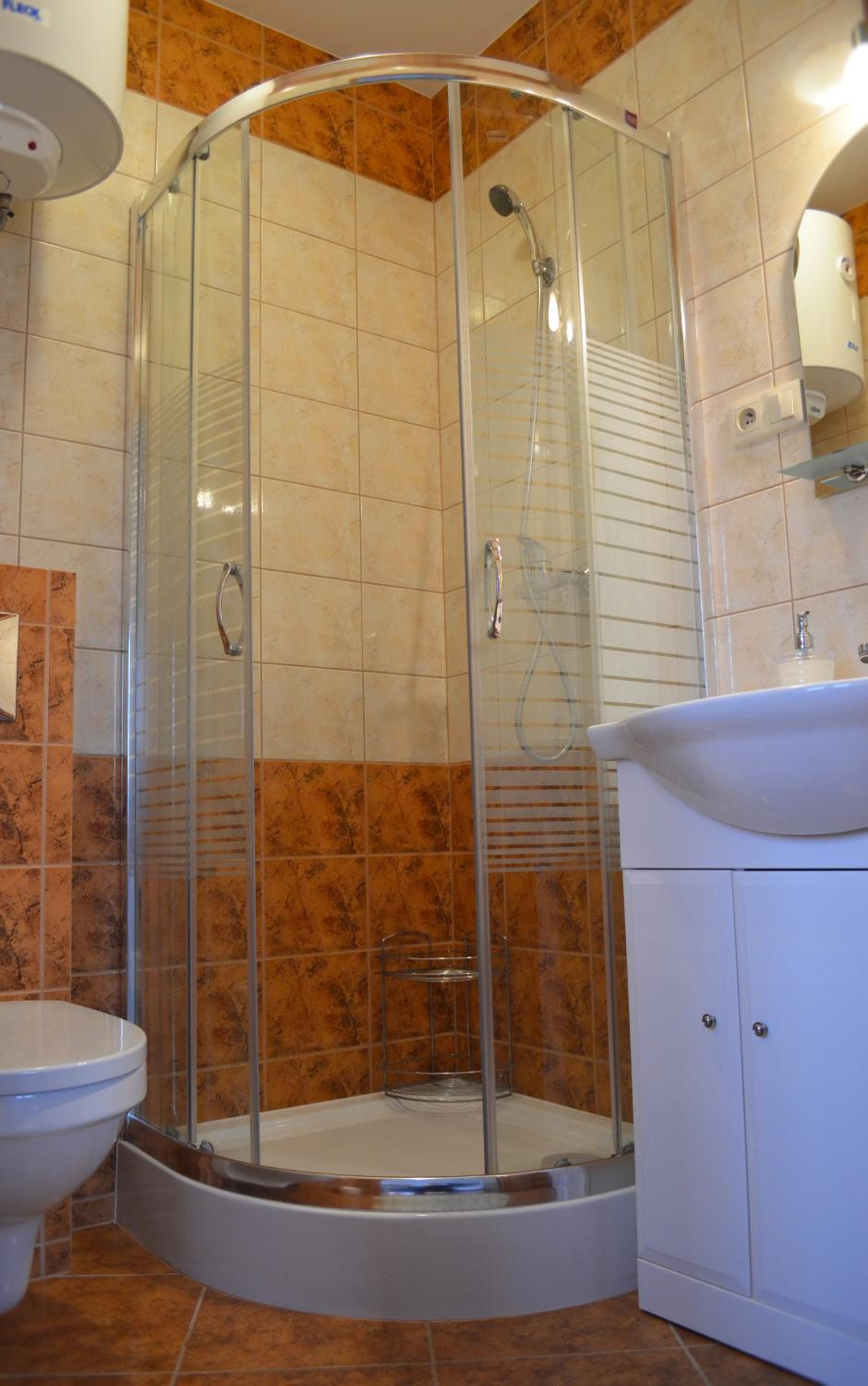 Twin Room with Private Bathroom - Photo 4