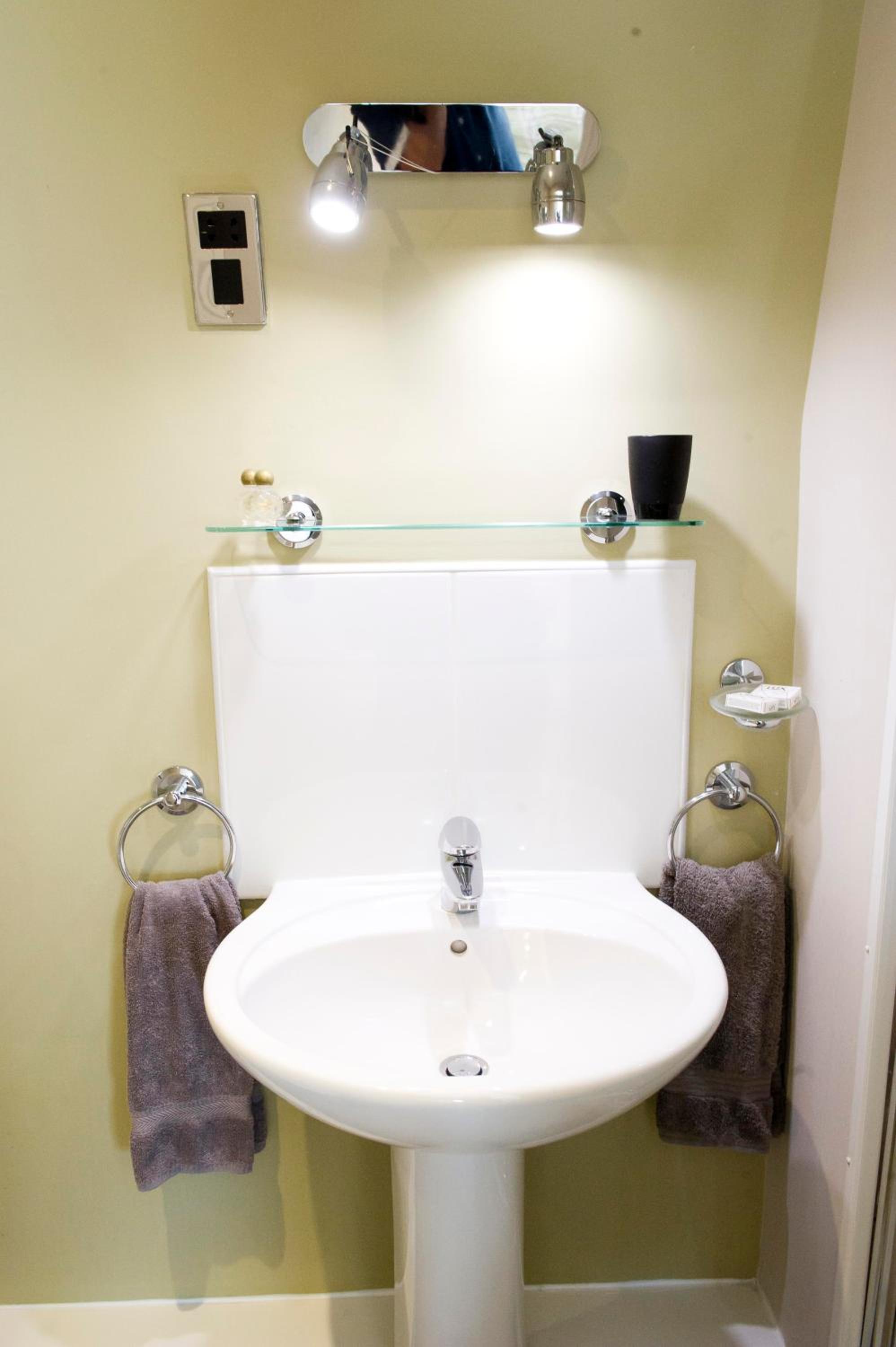 Deluxe Double Room with Shower - Photo 3