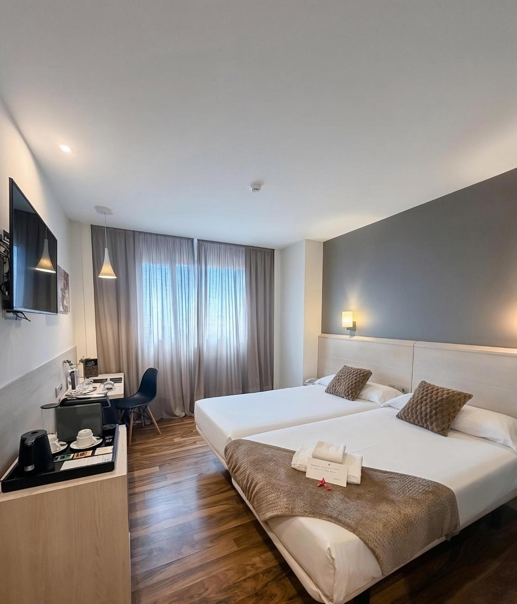 Superior Twin Room thumbnail 5