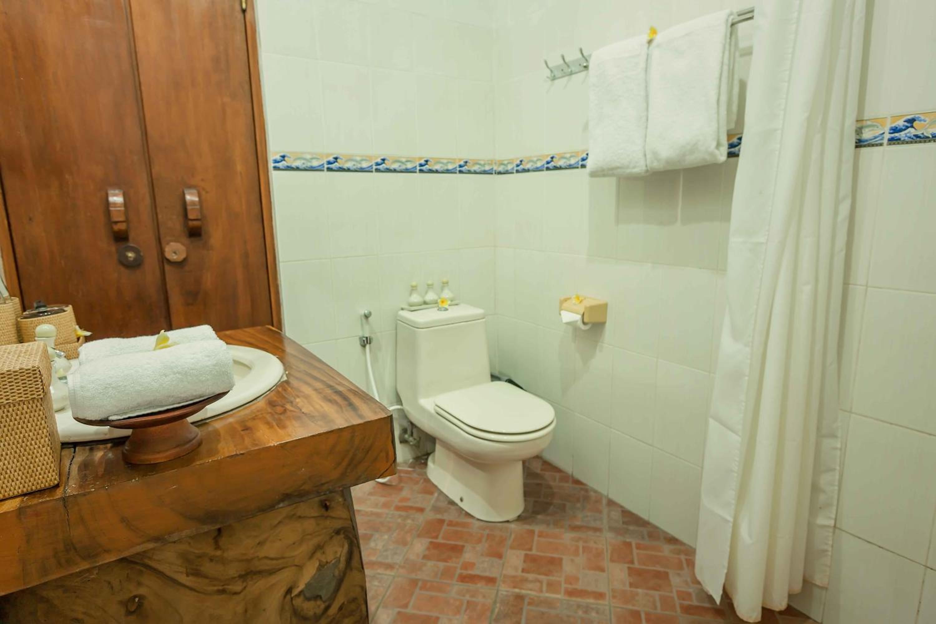 Standard Double or Twin Room - Photo 16