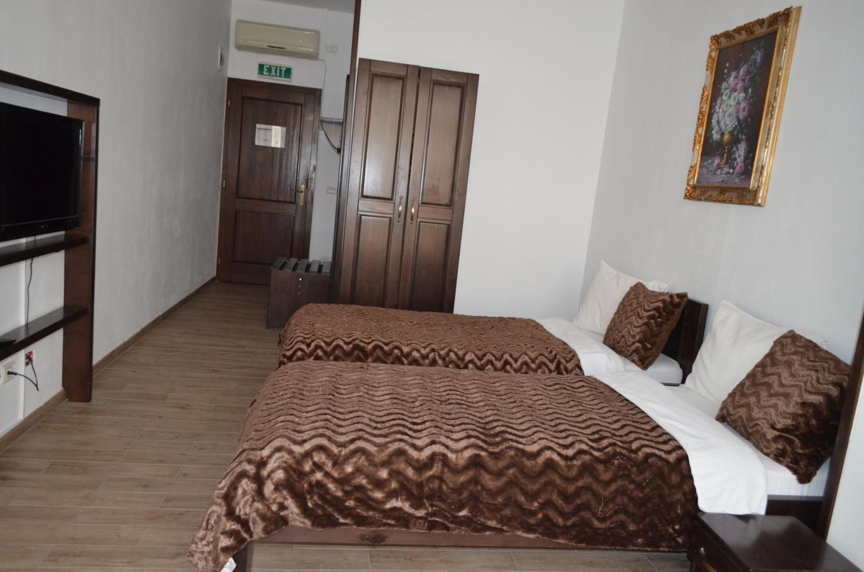 Twin Room with Bathroom photo 2